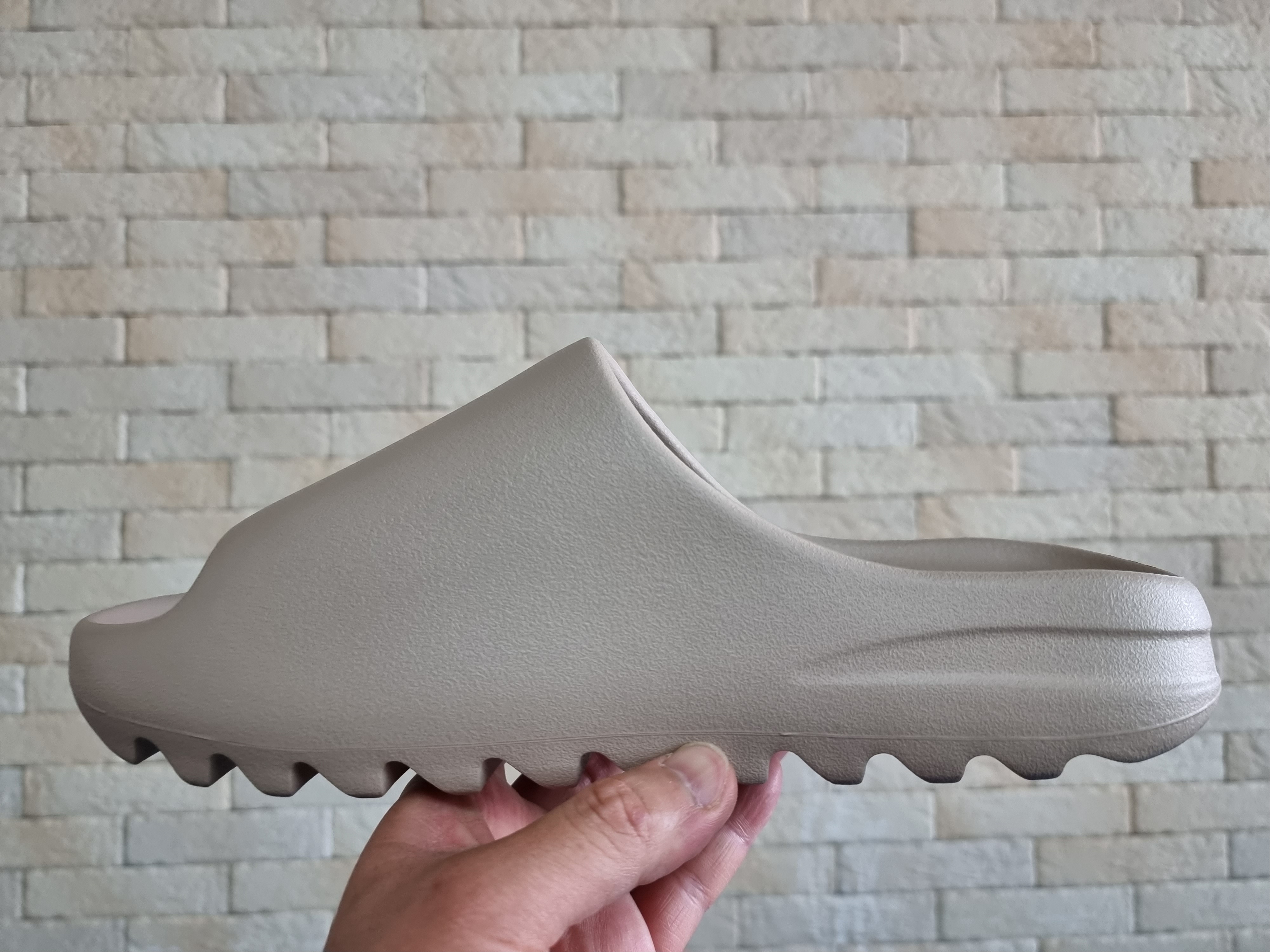 Adidas Yeezy Slide Pure - Re-Release Ver. 착용 스타일 - 3