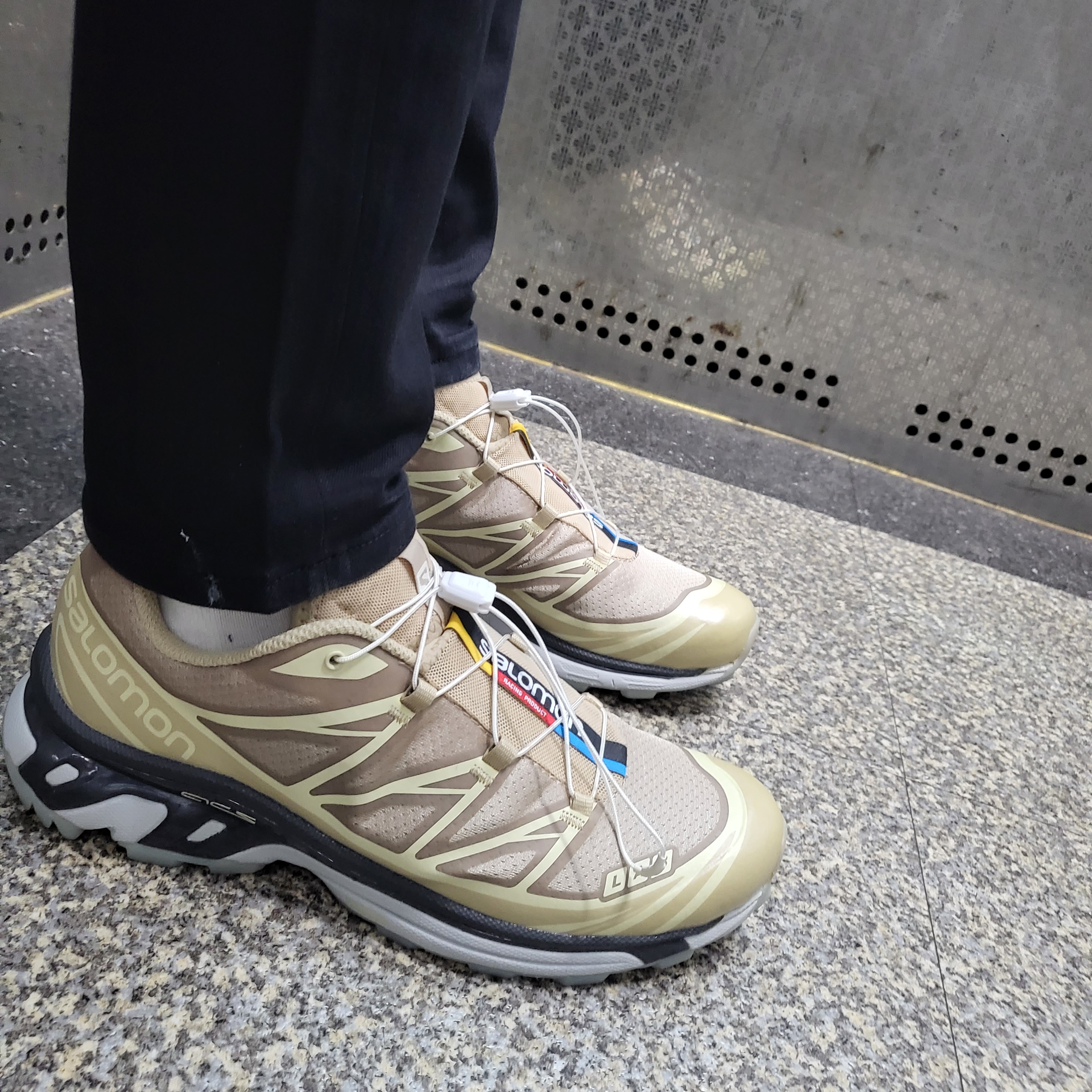 Salomon XT-6 Clear Safari Vanila Ice 착용 스타일