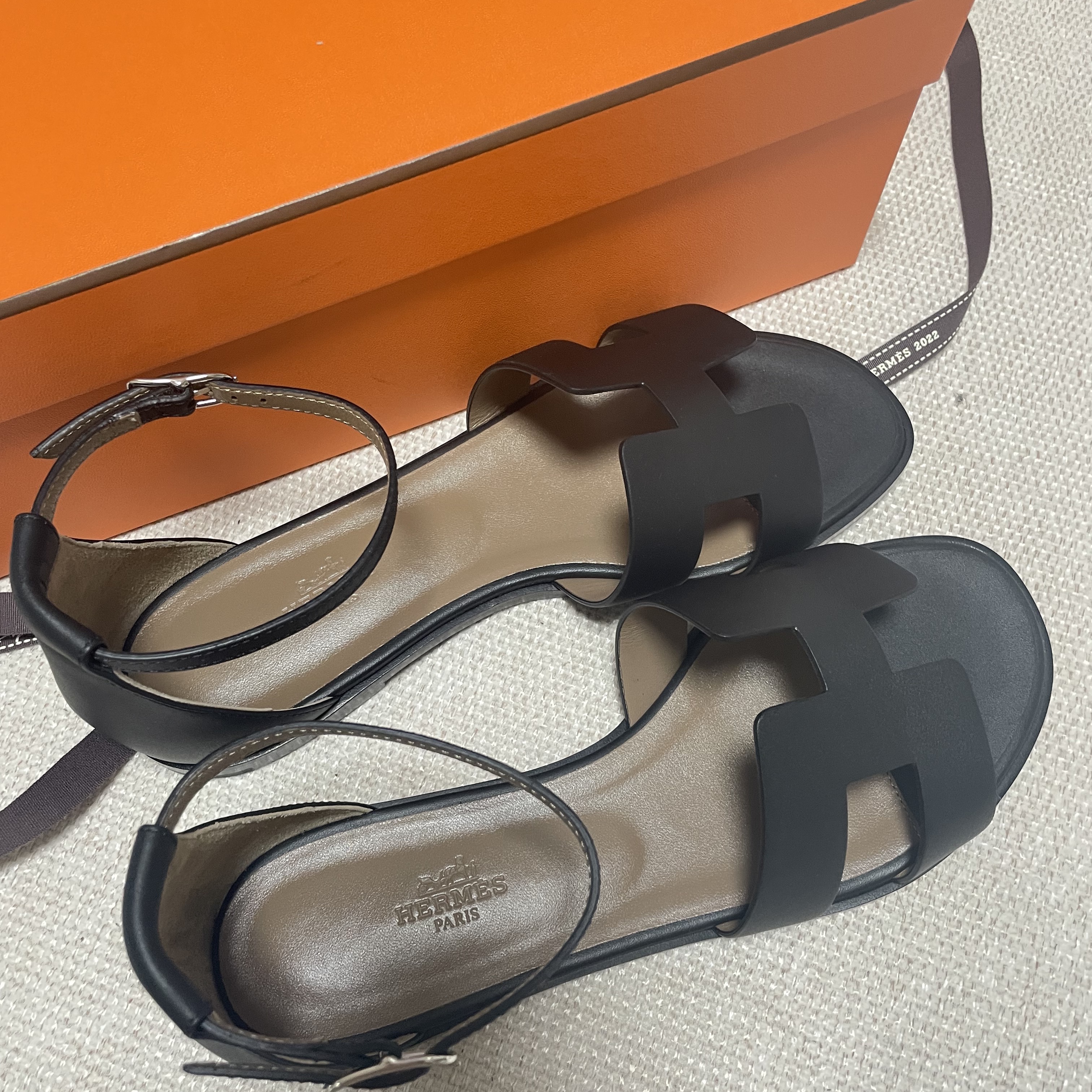 (W) Hermes Santorini Sandal Calfskin & Noir 착용 스타일