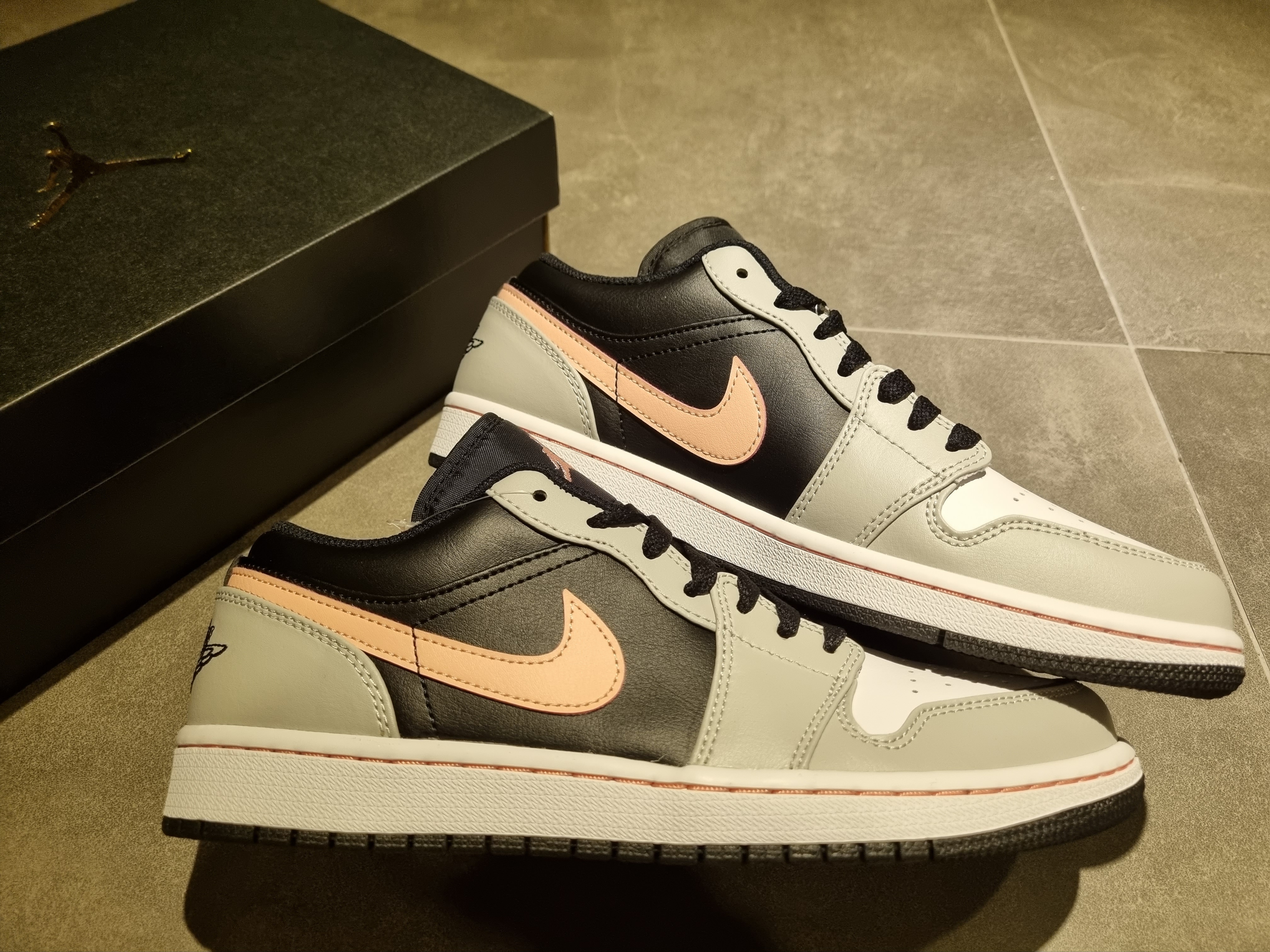 Jordan 1 Low Grey Fog Black Bleached Coral 착용 스타일 - 3