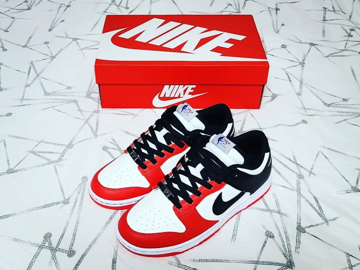Nike x NBA Dunk Low Retro EMB Black and Chile Red 착용 스타일 - 1