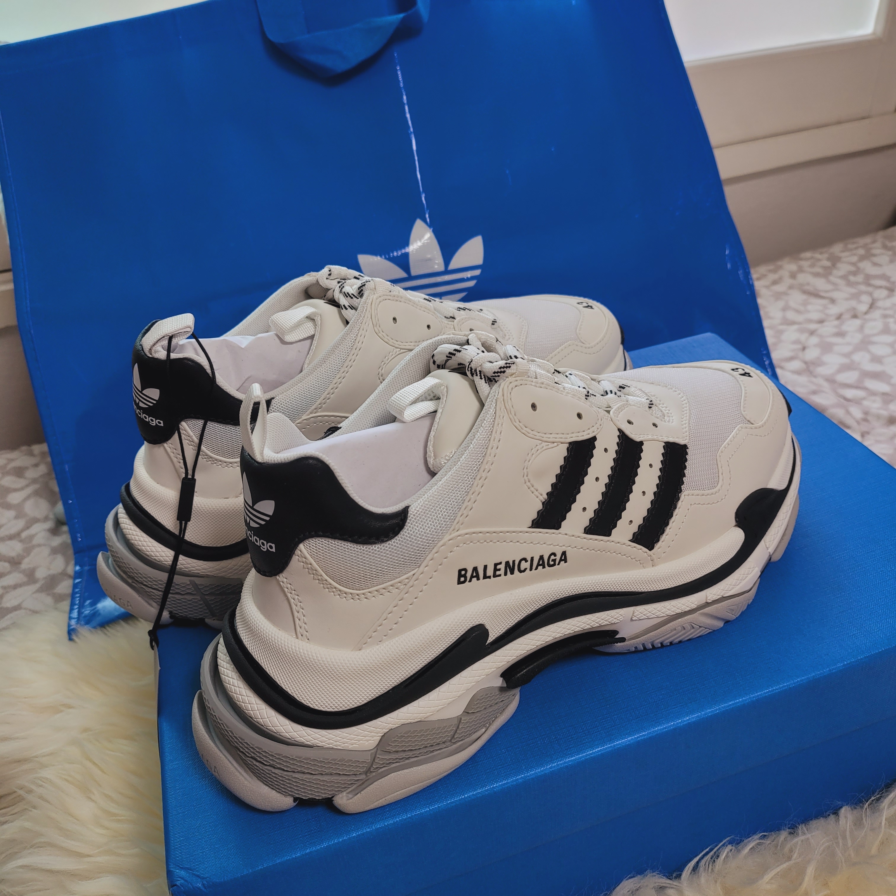 Balenciaga x Adidas Triple S Sneakers White Black 착용 스타일 - 1