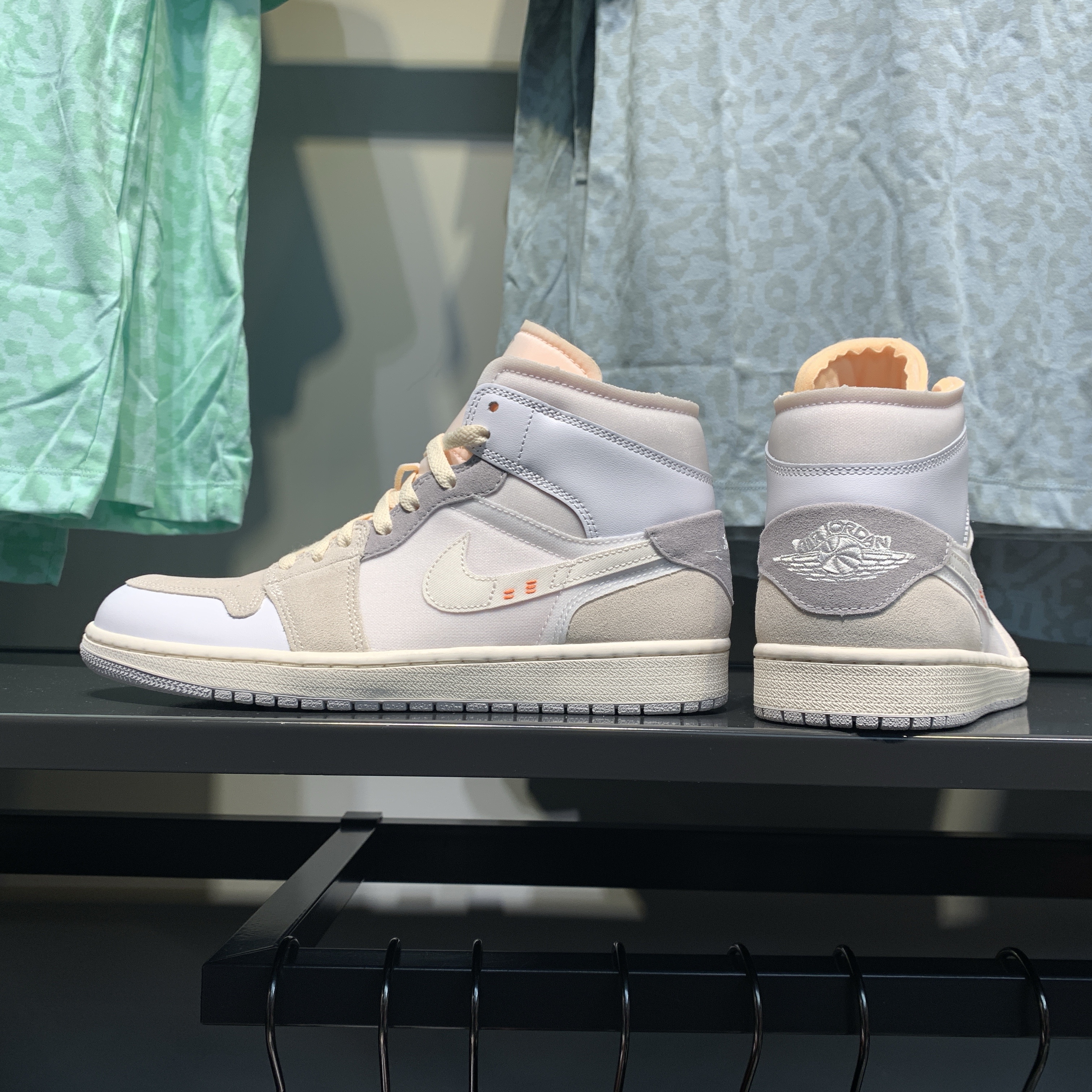 Jordan 1 Mid SE Craft White and Phantom 착용 스타일 - 1