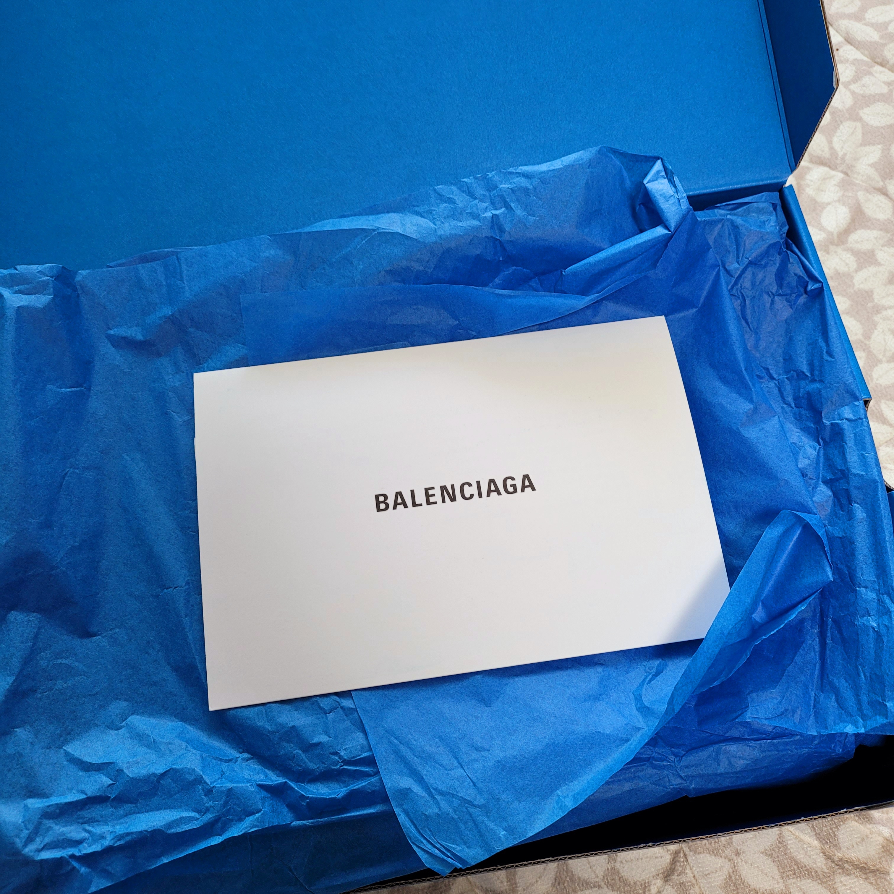 Balenciaga x Adidas Triple S Sneakers White Black 착용 스타일 - 5
