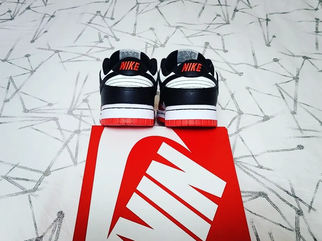 Nike x NBA Dunk Low Retro EMB Black and Chile Red 착용 스타일 - 5