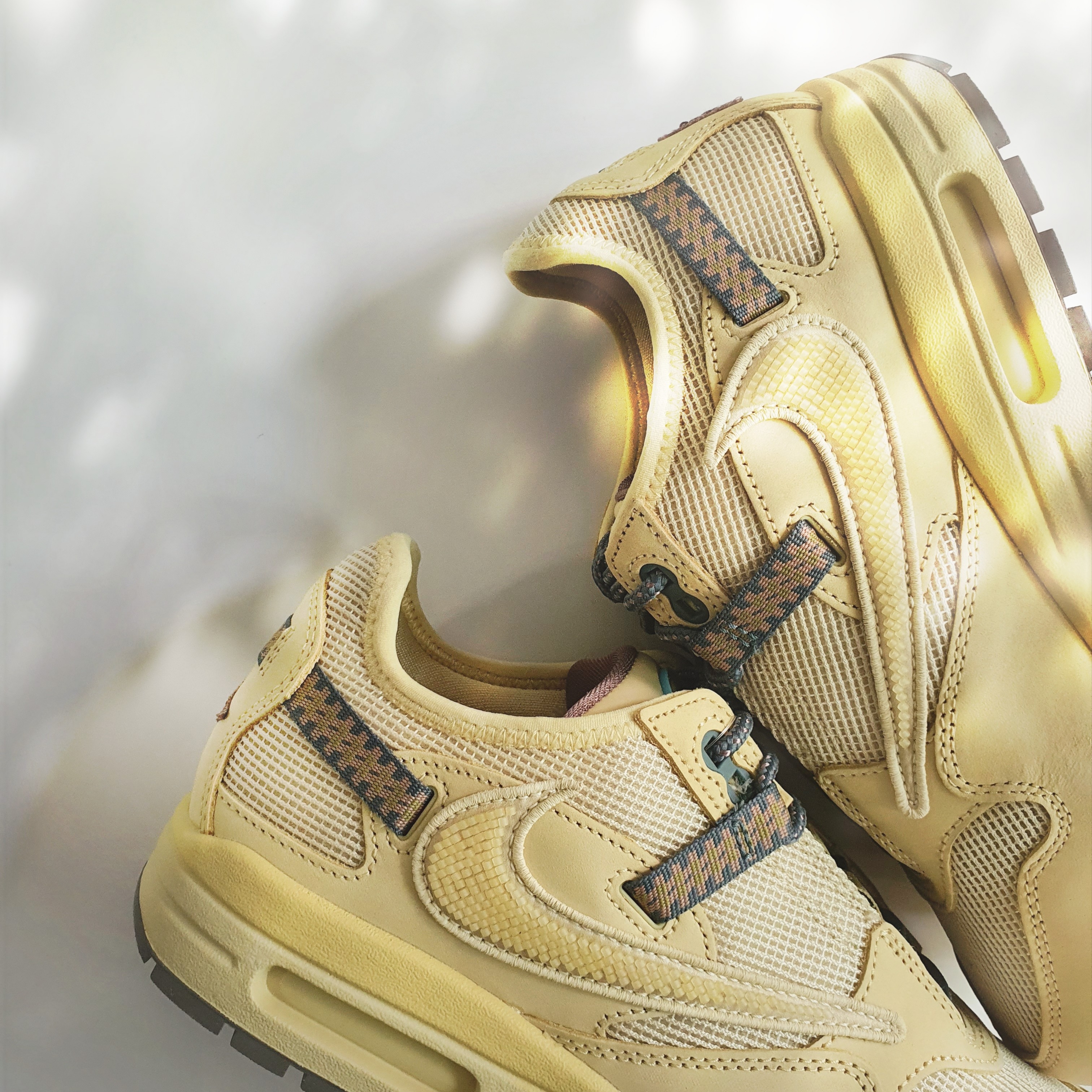 Nike x Travis Scott Air Max 1 Cact.us Gold 착용 스타일