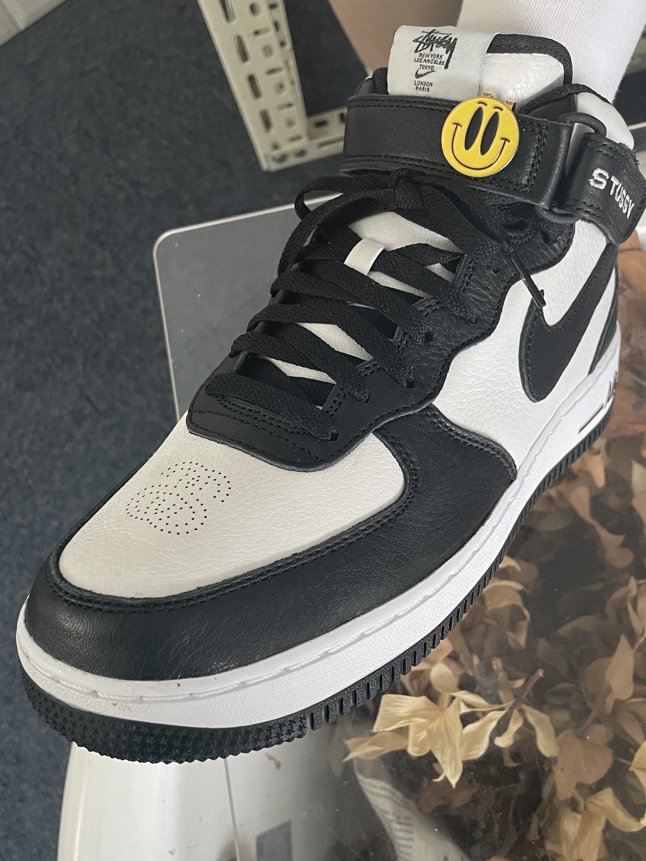 Nike x Stussy Air Force 1 '07 Mid SP Black and Light Bone, Nike x Stussy NRG RA T-Shirt Summit White (DM4942-121) 착용 스타일 - 3
