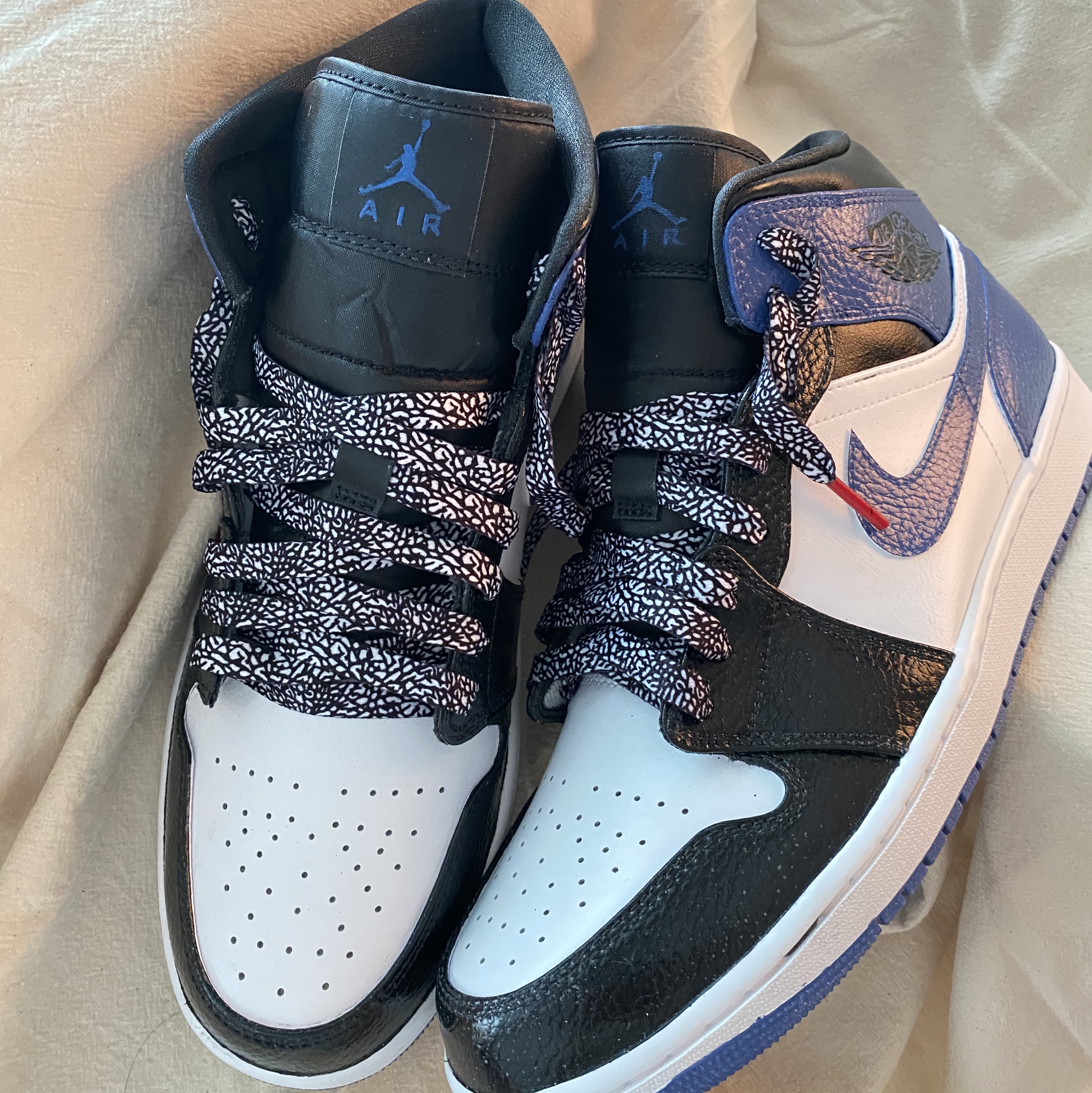 Jordan 1 Mid Triple White, Jordan 1 Retro High Blue Moon 착용 스타일