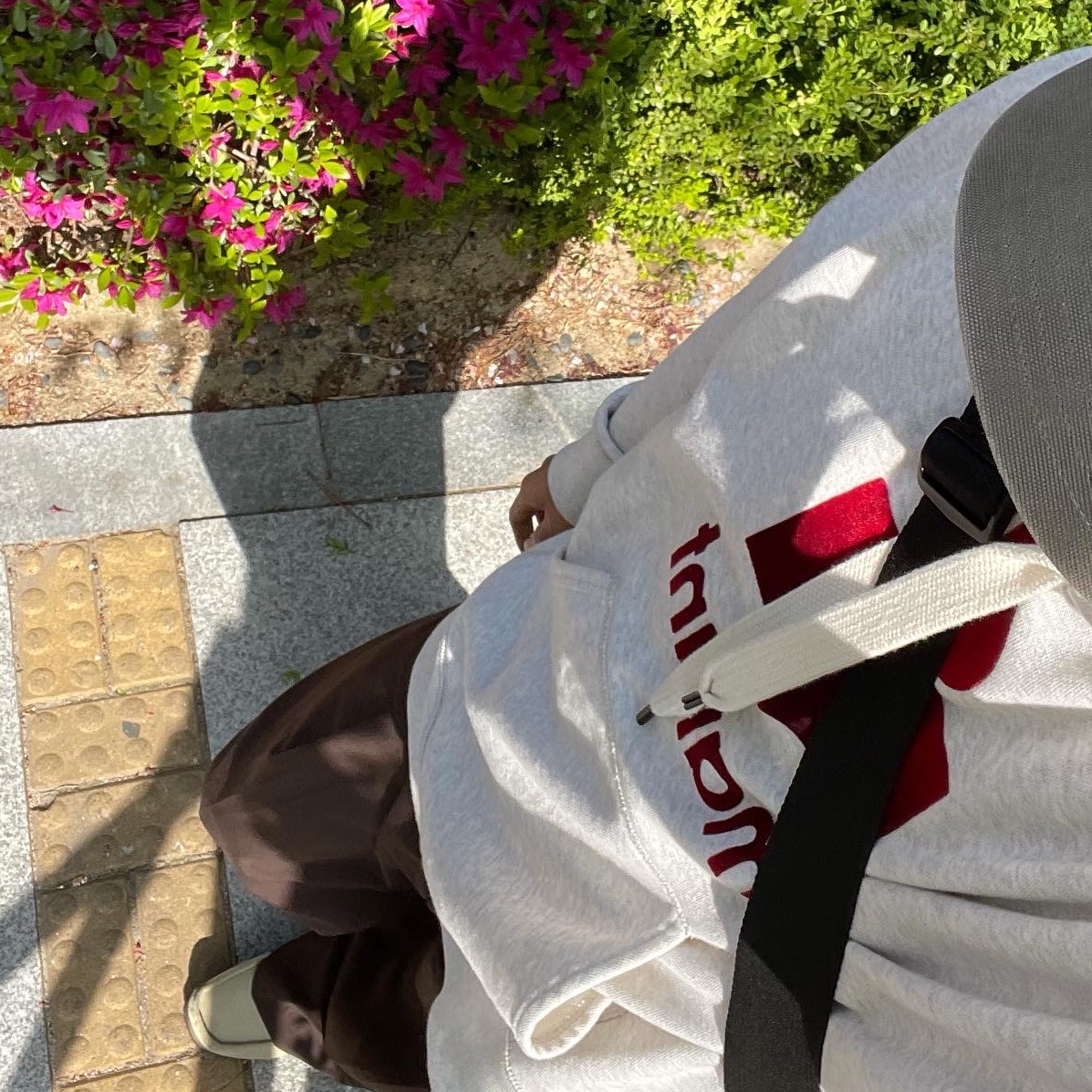 Stussy 8 Ball T-Shirt White - 22SS, Jordan 1 Low SE Chocolate Bliss 착용 스타일 - 4