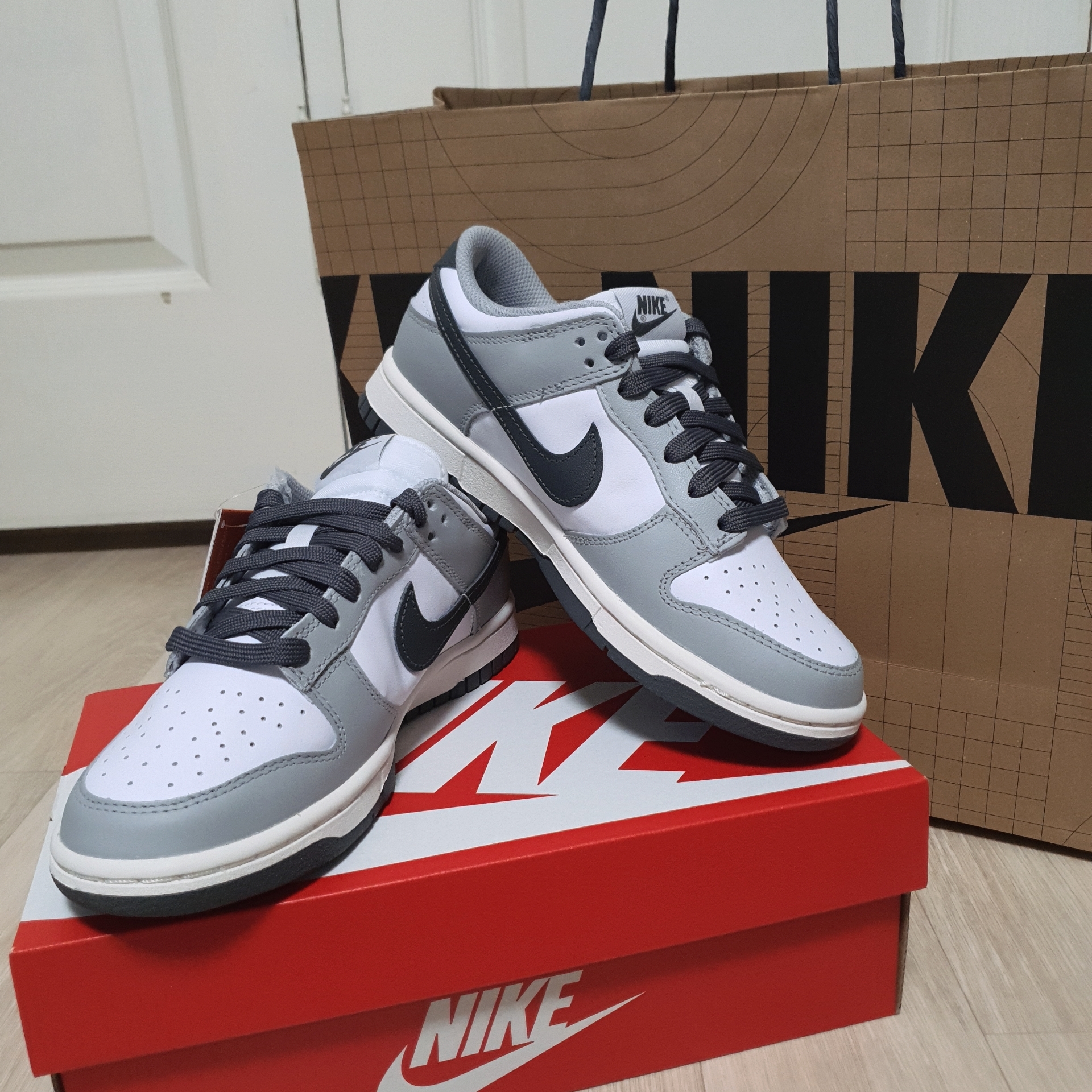 (W) Nike Dunk Low Light Smoke Grey 착용 스타일 - 1