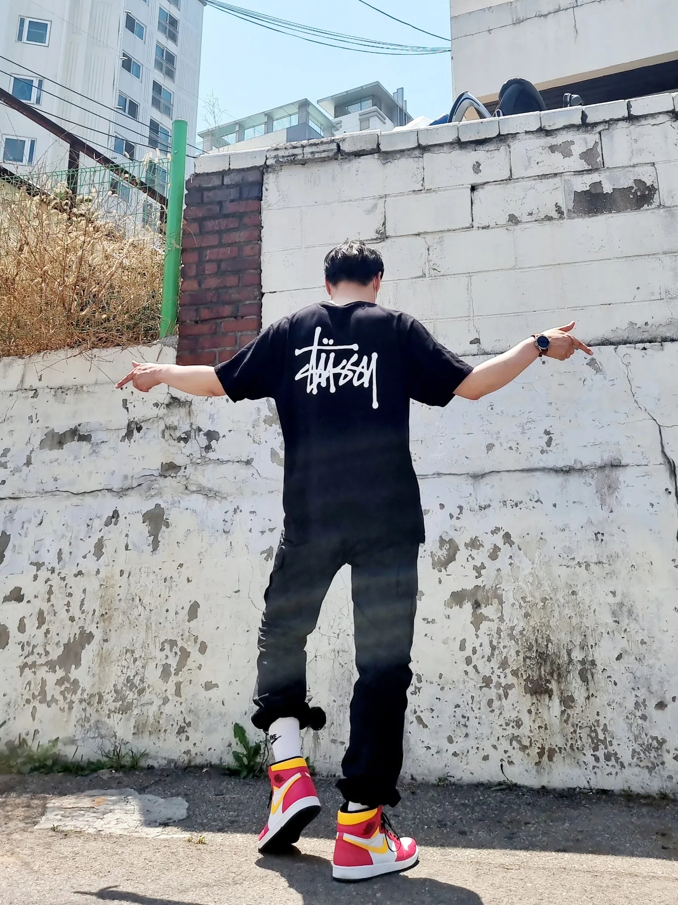 Stussy Basic Stussy T-Shirt Black 2022, Jordan 1 Retro High OG Light Fusion Red 착용 스타일