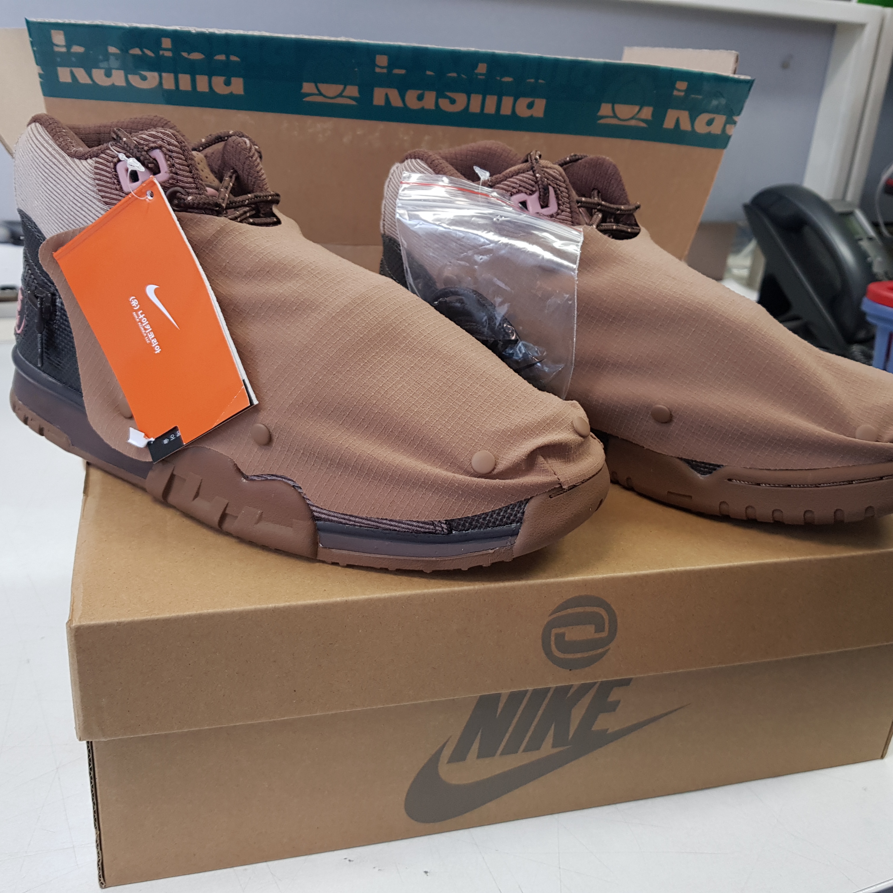Nike x Travis Scott Air Trainer 1 Archaeo Brown and Rust Pink 착용 스타일