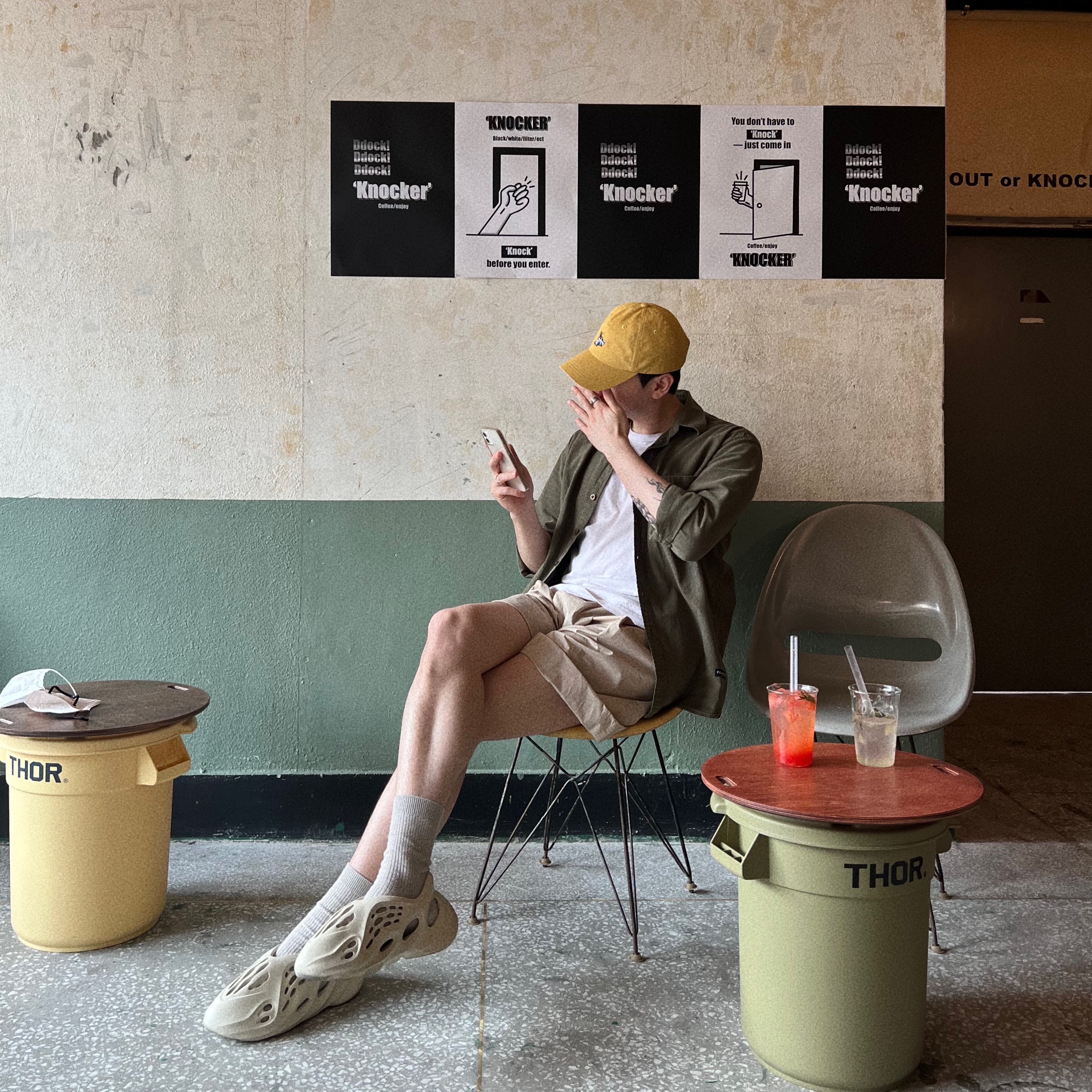 Adidas Yeezy Foam RNNR Sand 착용 스타일