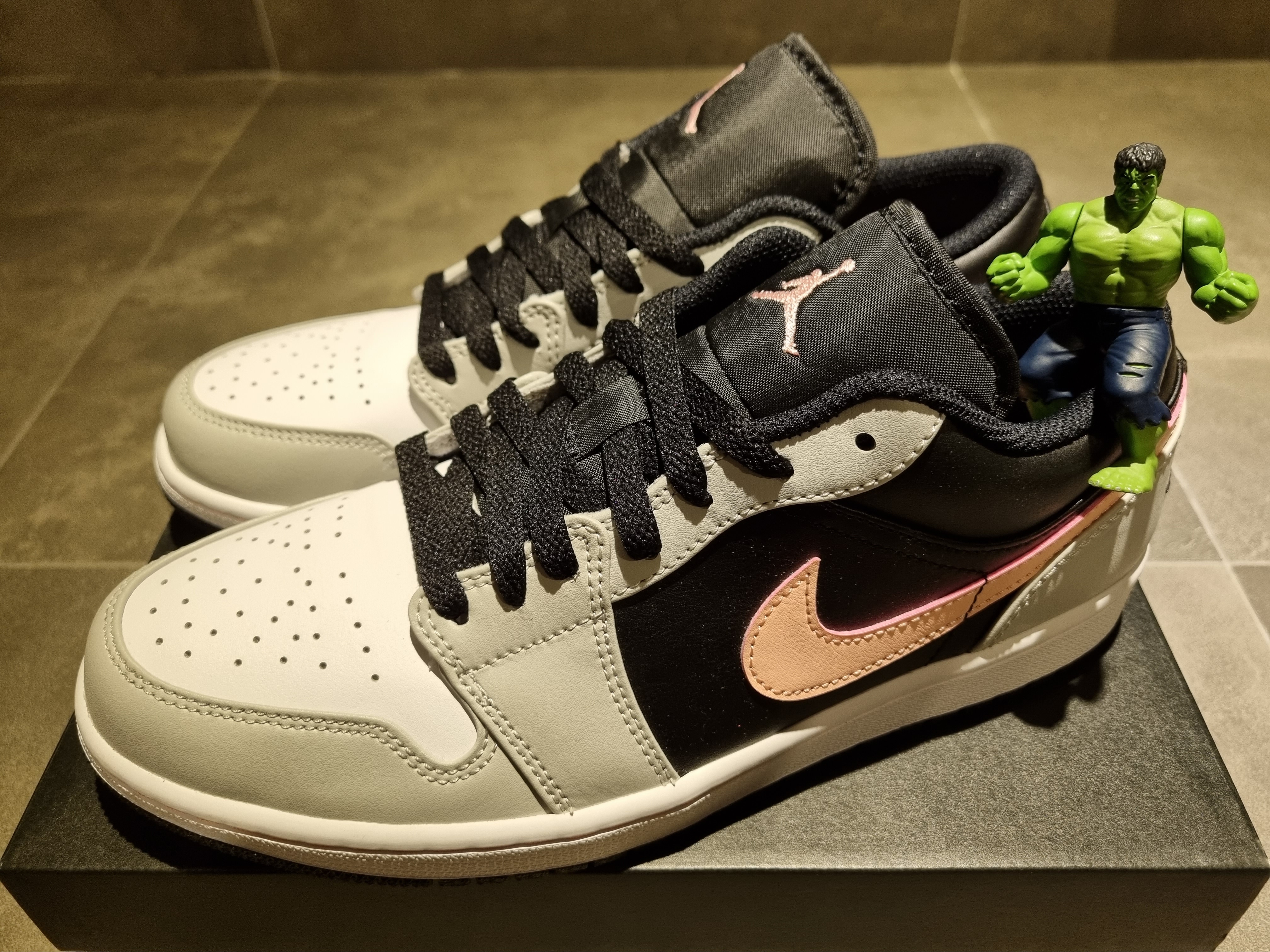 Jordan 1 Low Grey Fog Black Bleached Coral 착용 스타일 - 2