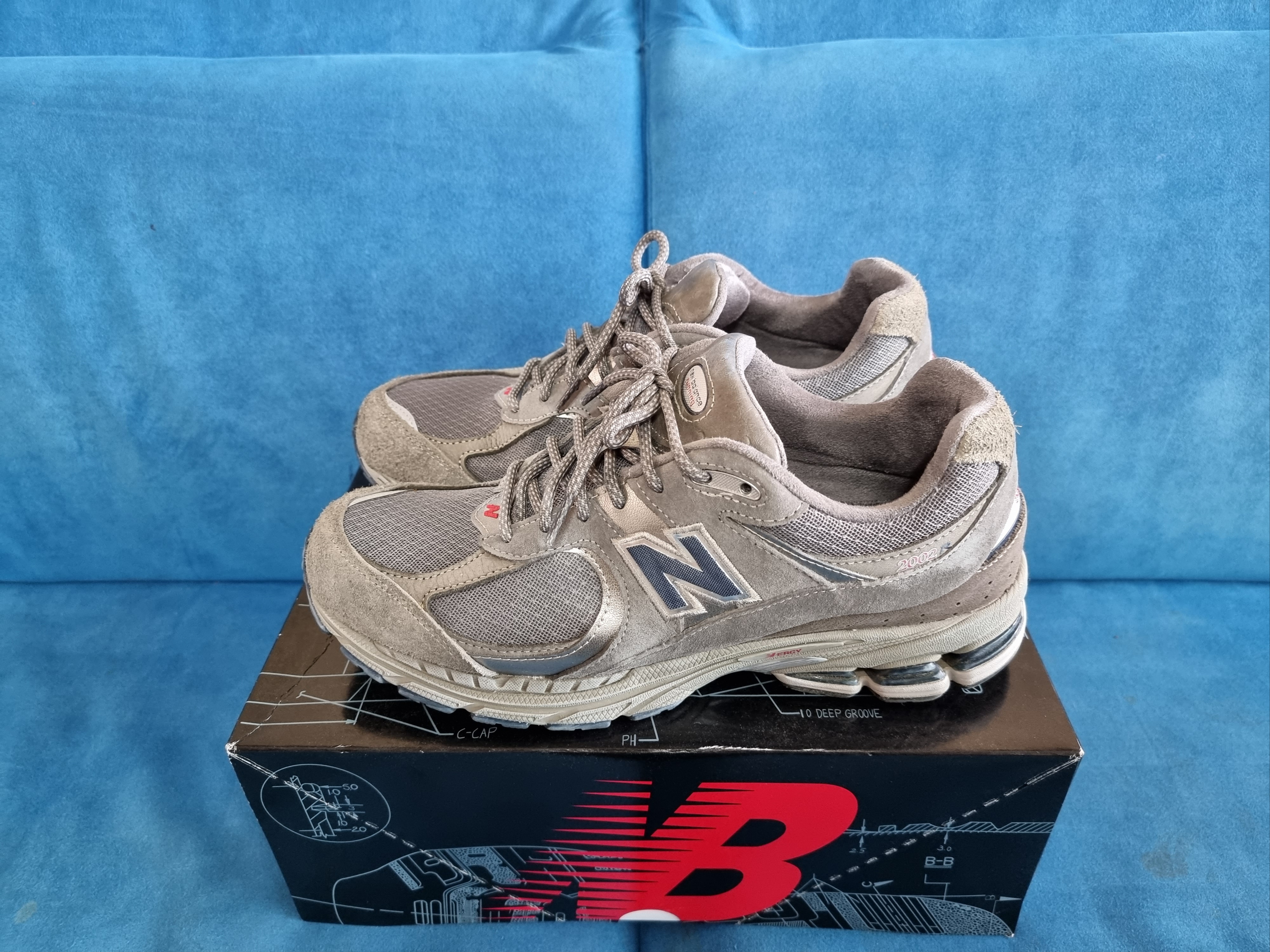 New Balance 2002R Premium Vintage Grey 착용 스타일 - 1