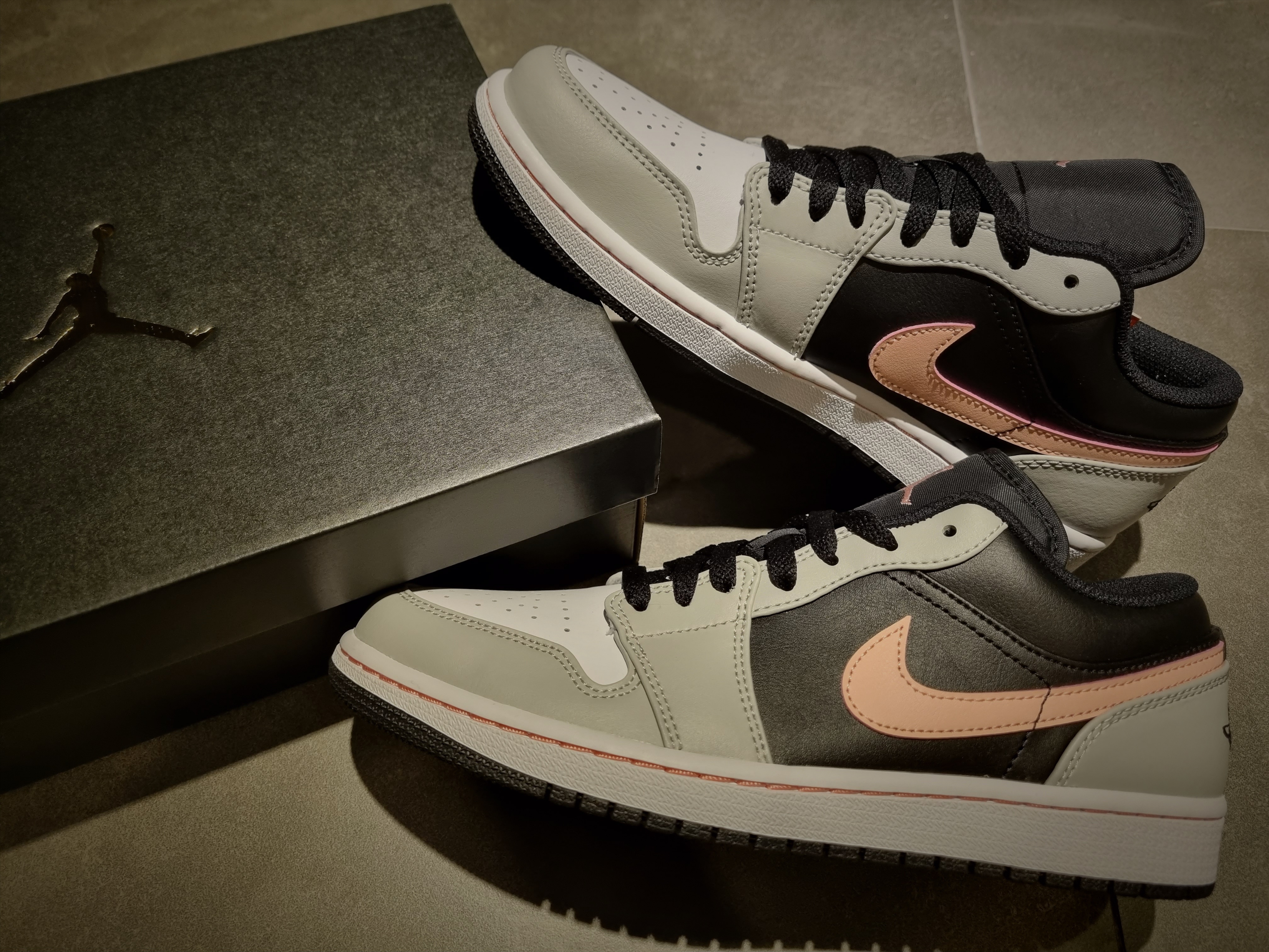 Jordan 1 Low Grey Fog Black Bleached Coral 착용 스타일 - 4
