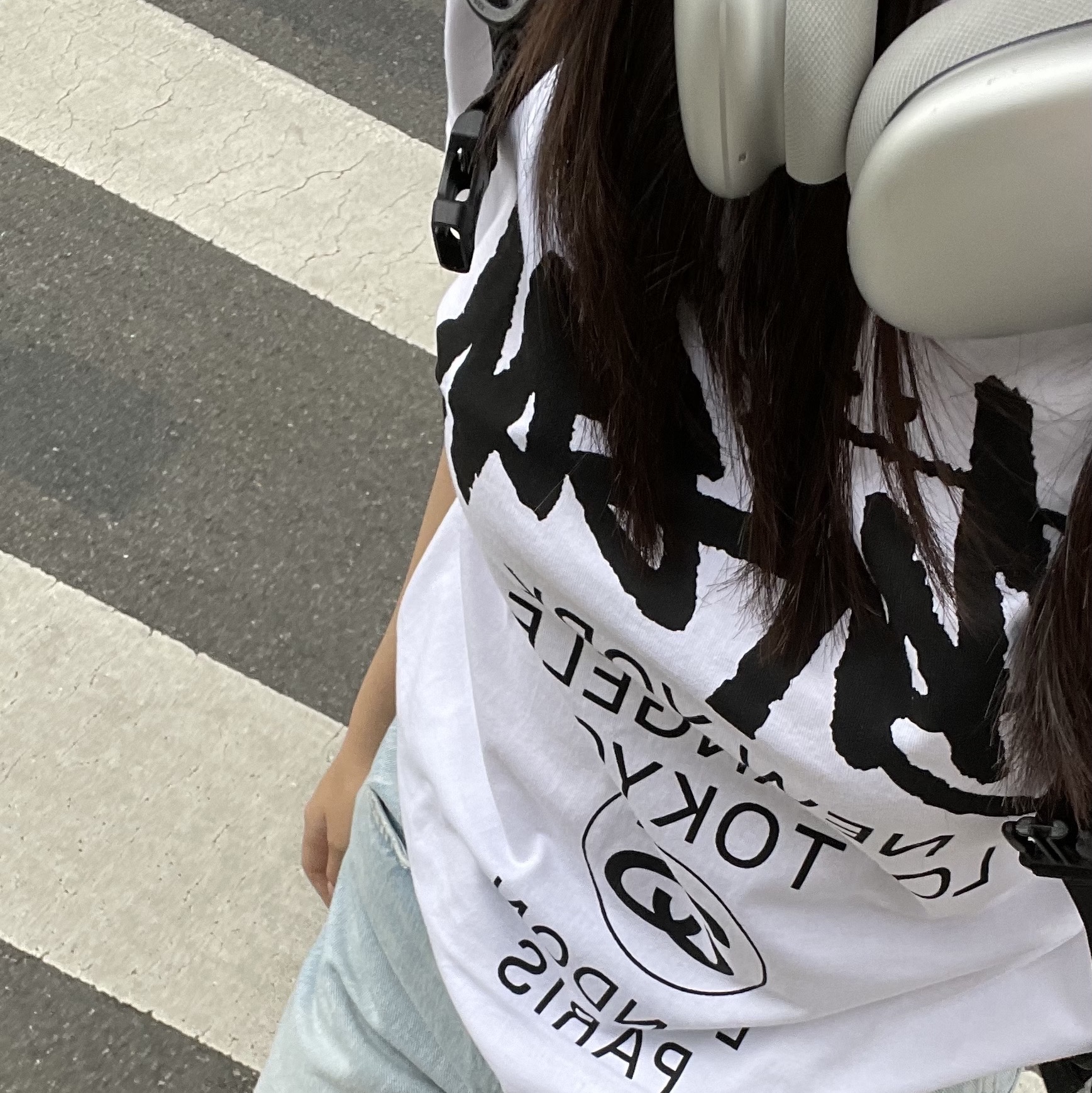 Stussy World Tour T-Shirt White, Apple AirPods Max Lightning Silver (Korean Ver.) 착용 스타일