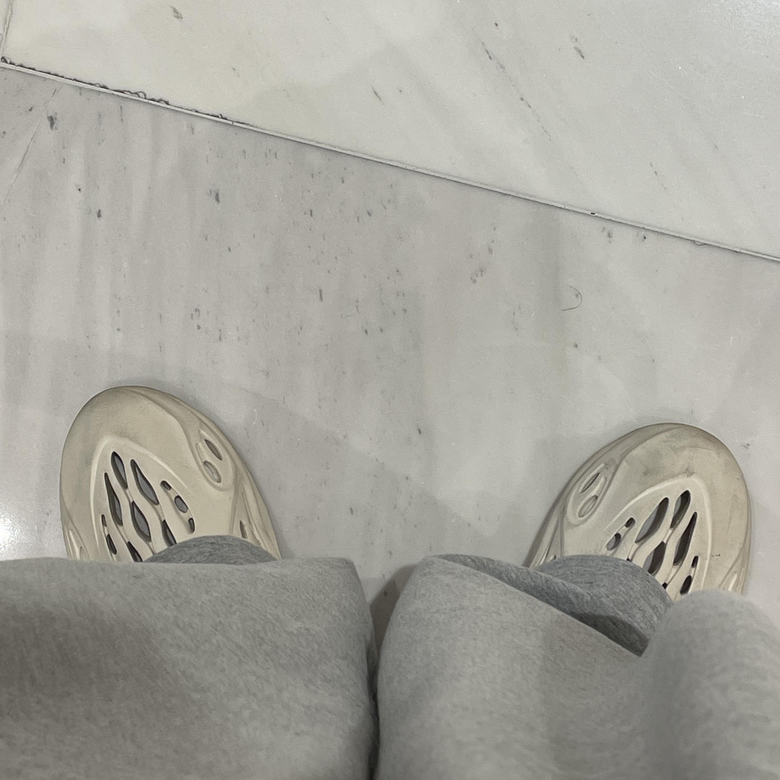 Adidas Yeezy Foam RNNR Sand 착용 스타일