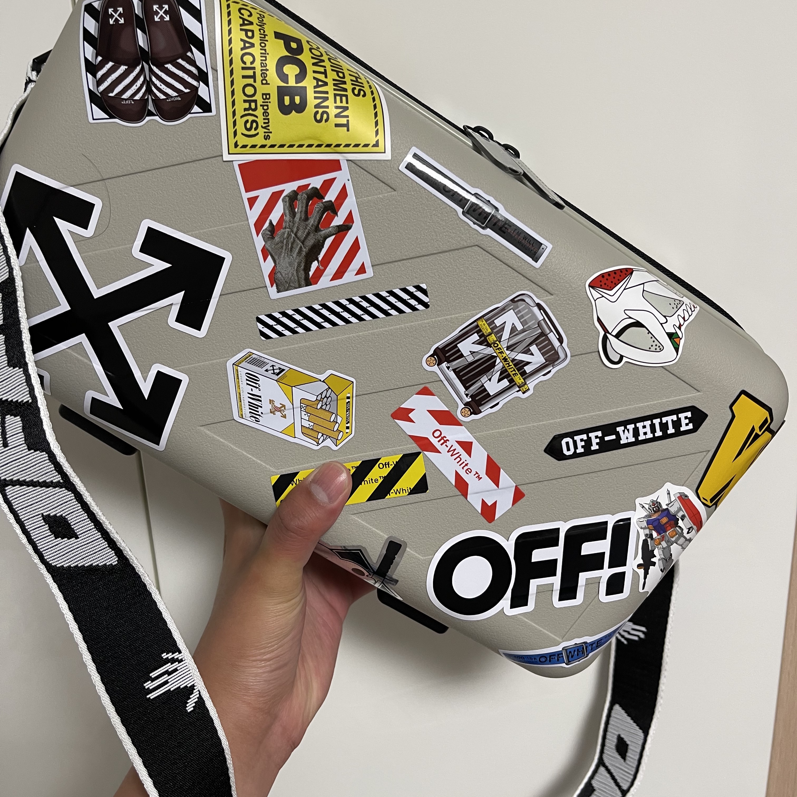 Off-White x Amore Pacific Protection Box (Without Cosmetics) 착용 스타일