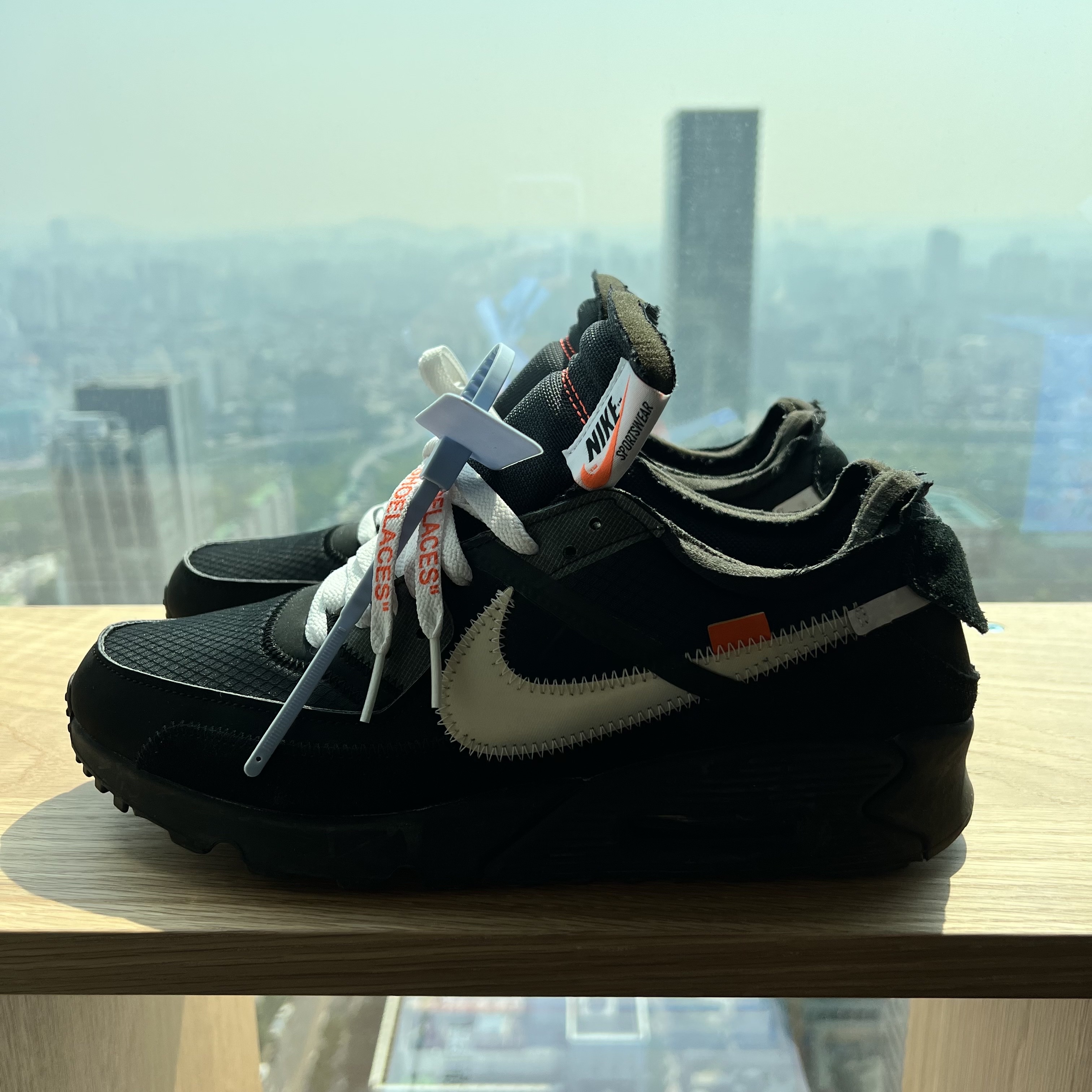 Nike x Off-White Air Max 90 V2 Black White 착용 스타일 - 1