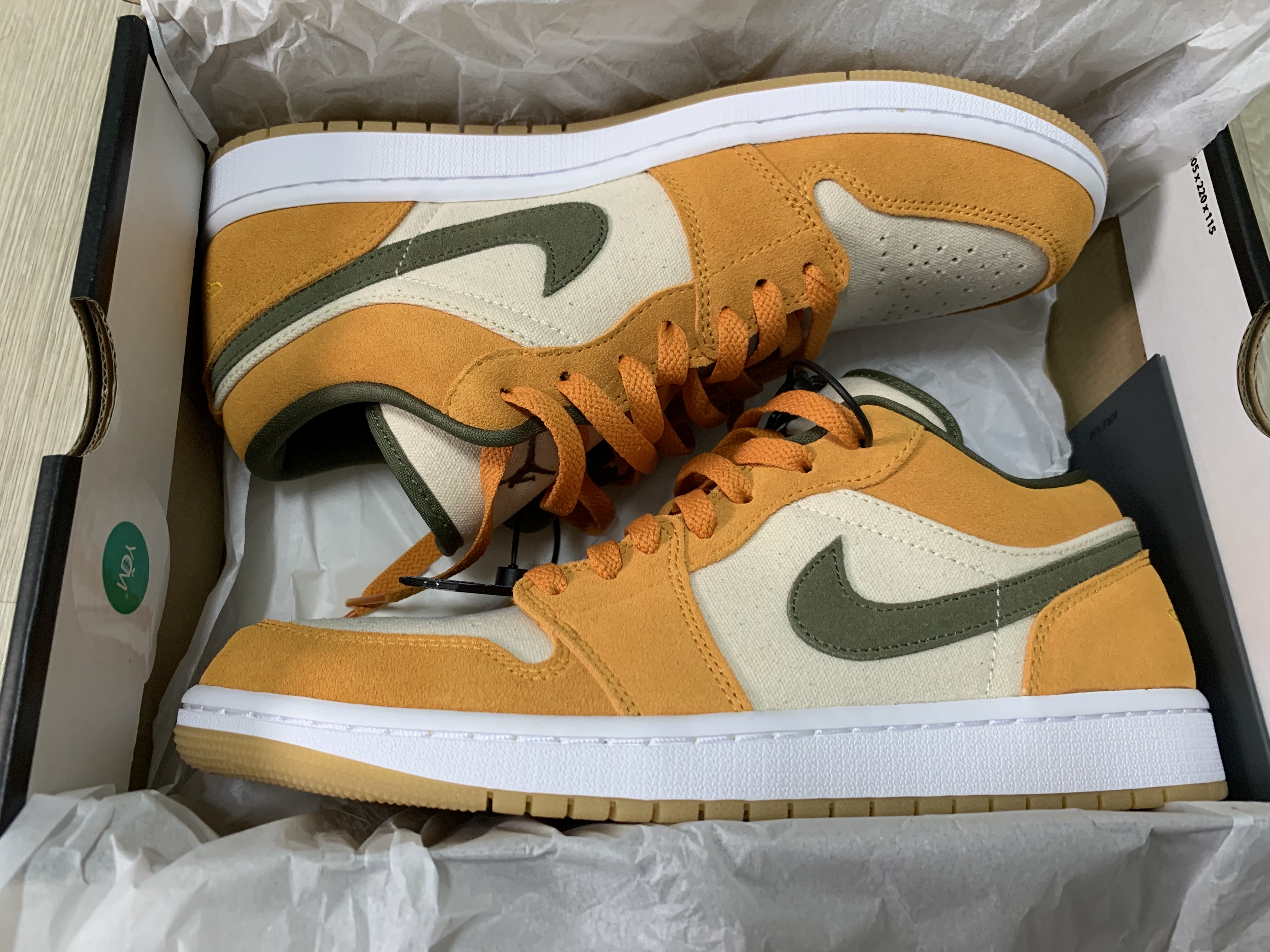 Jordan 1 Low SE Light Curry 착용 스타일 - 3