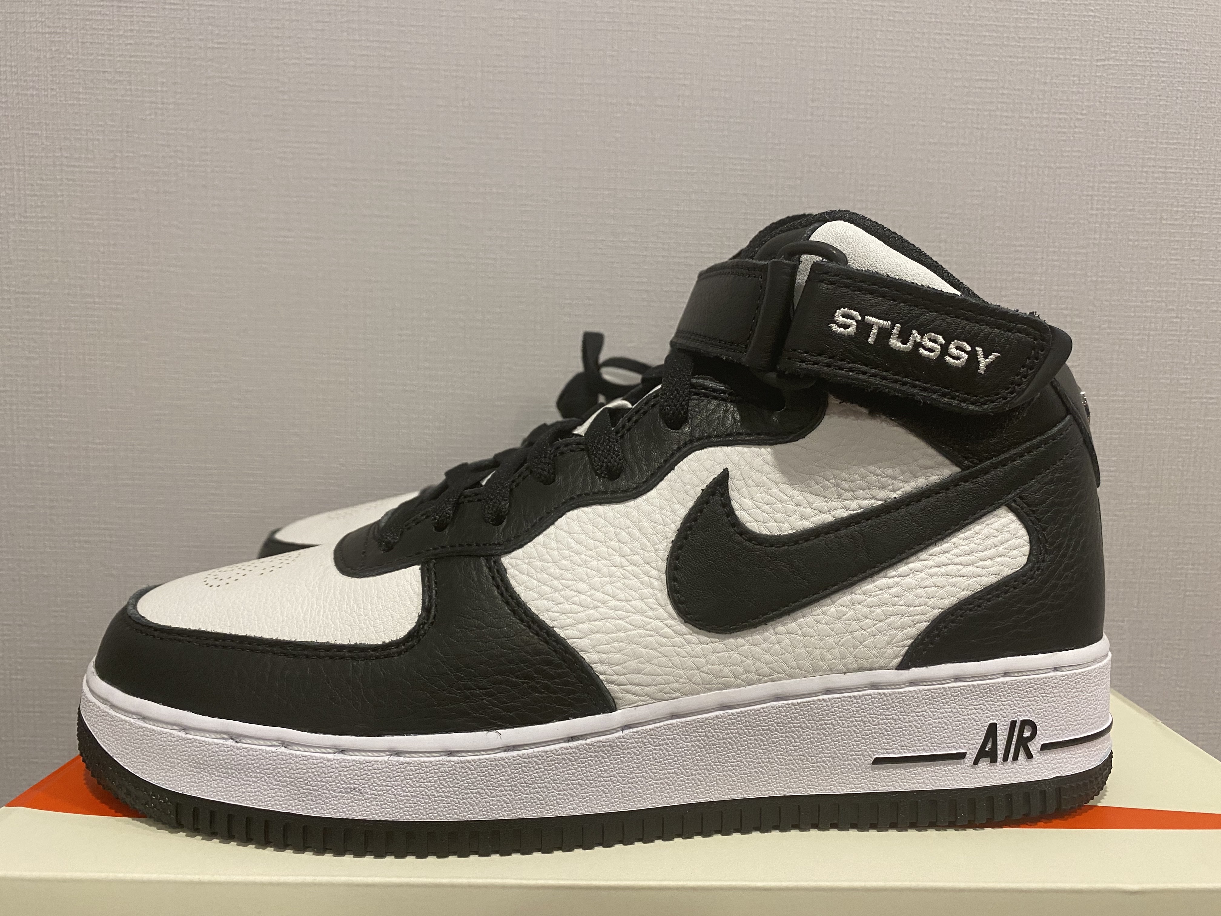 Nike x Stussy Air Force 1 '07 Mid SP Black and Light Bone 착용 스타일 - 1