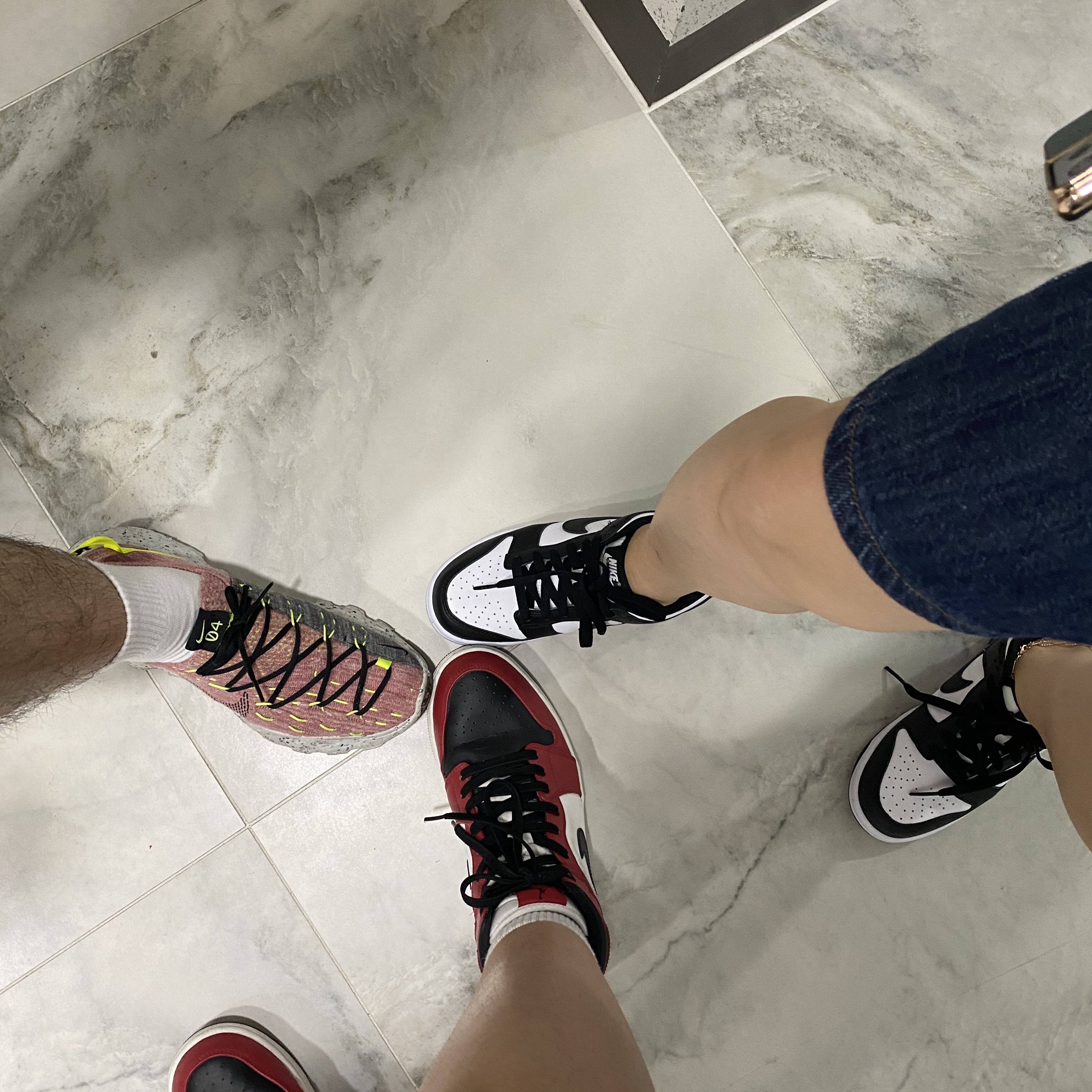 Jordan 1 Mid Chicago Black Toe, Nike Space Hippie 04 Lemon Venom 착용 스타일