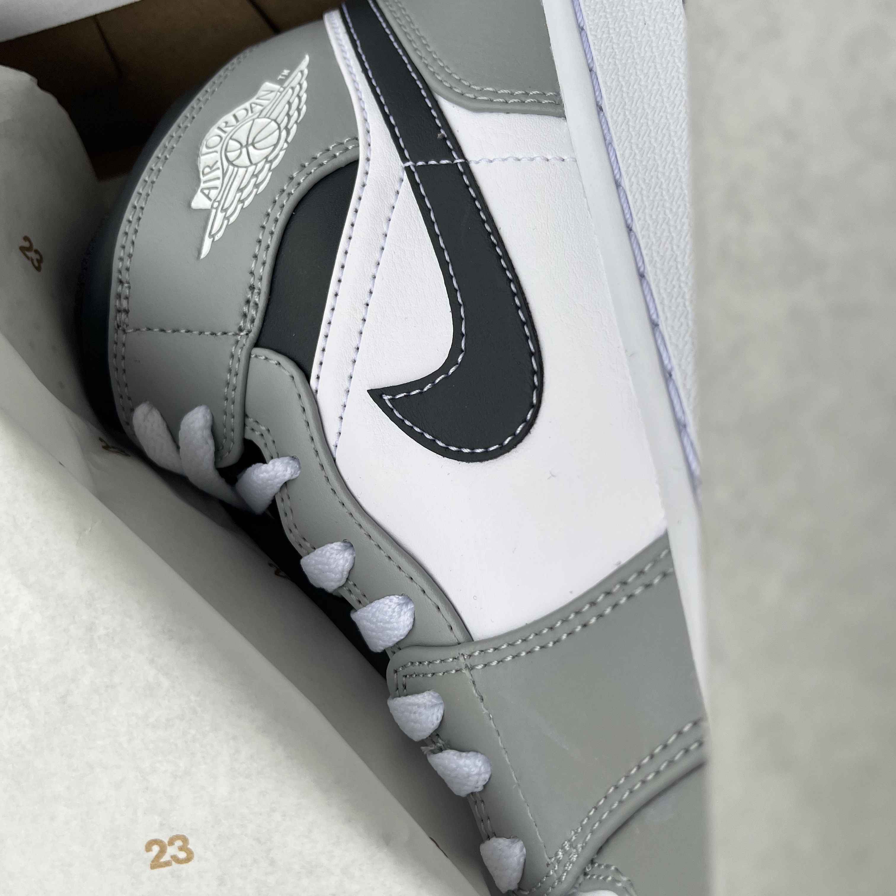 Jordan 1 Mid Light Smoke Grey Anthracite 착용 스타일 - 2
