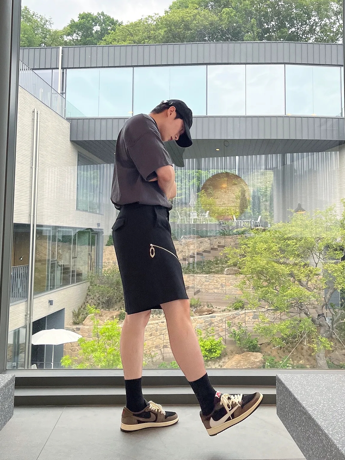 Jordan 1 x Travis Scott Retro Low OG SP Mocha, Darkr8m Studio Black Logo Cap 착용 스타일 - 2