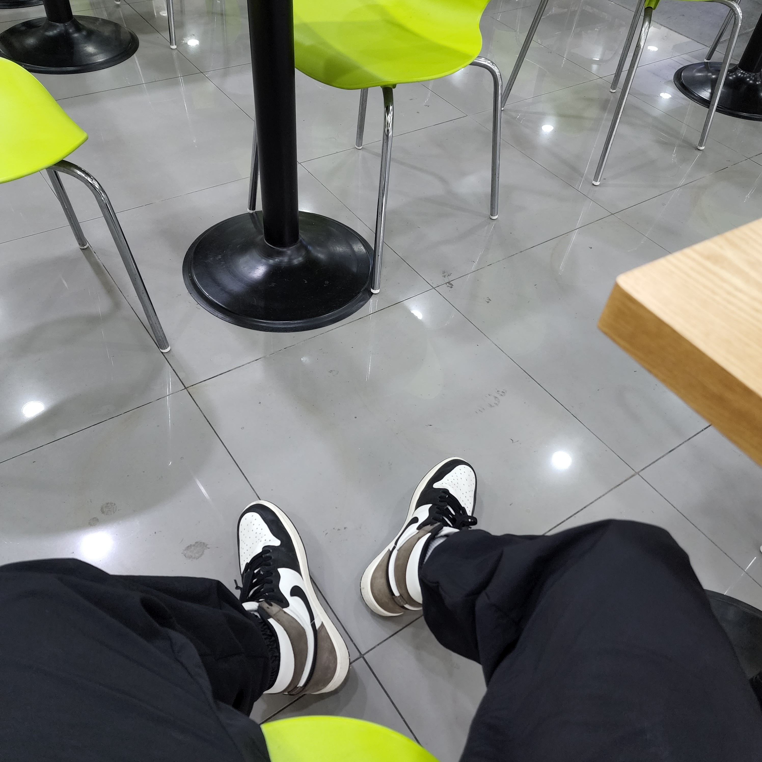 Jordan 1 Retro High OG Black Mocha 착용 스타일