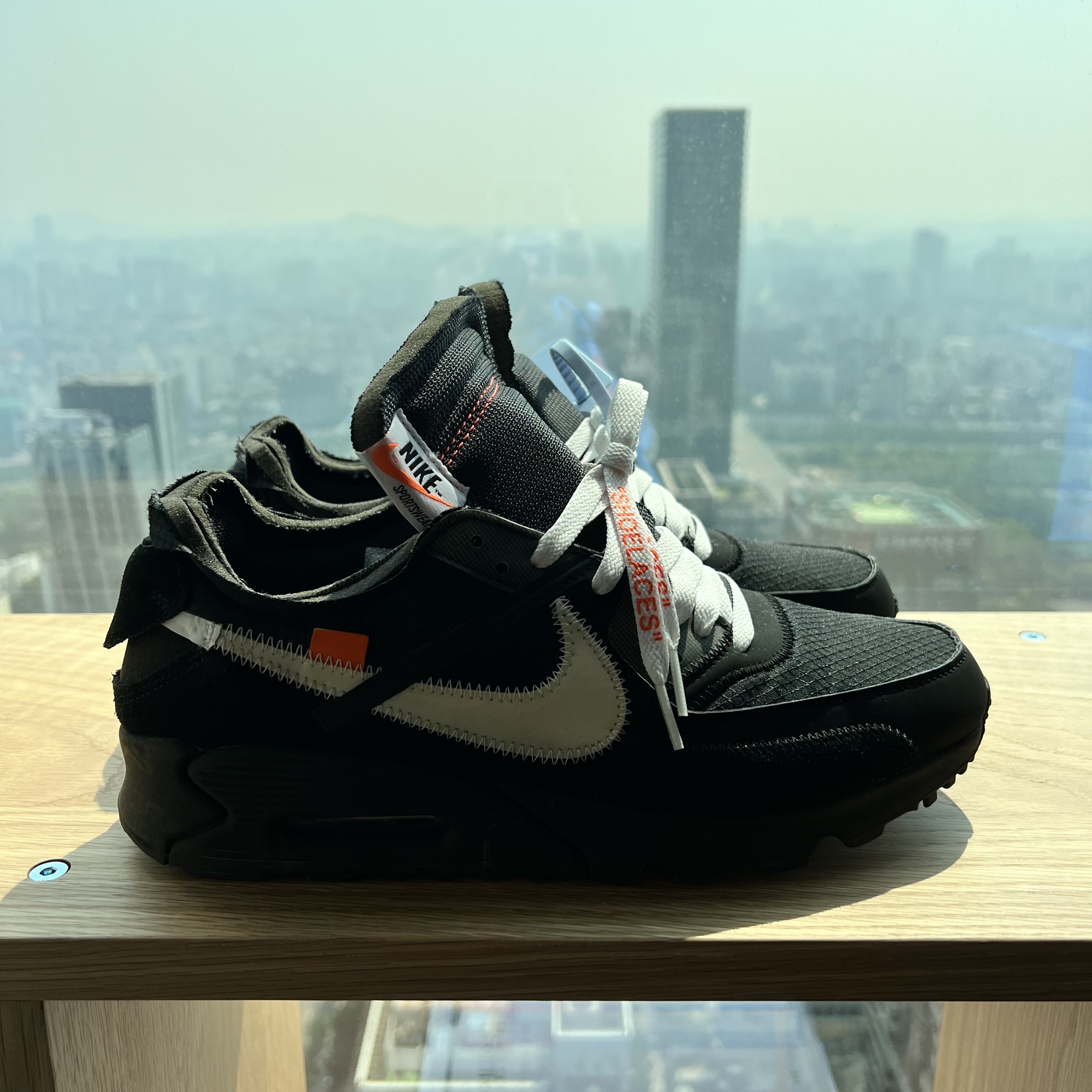 Nike x Off-White Air Max 90 V2 Black White 착용 스타일 - 2