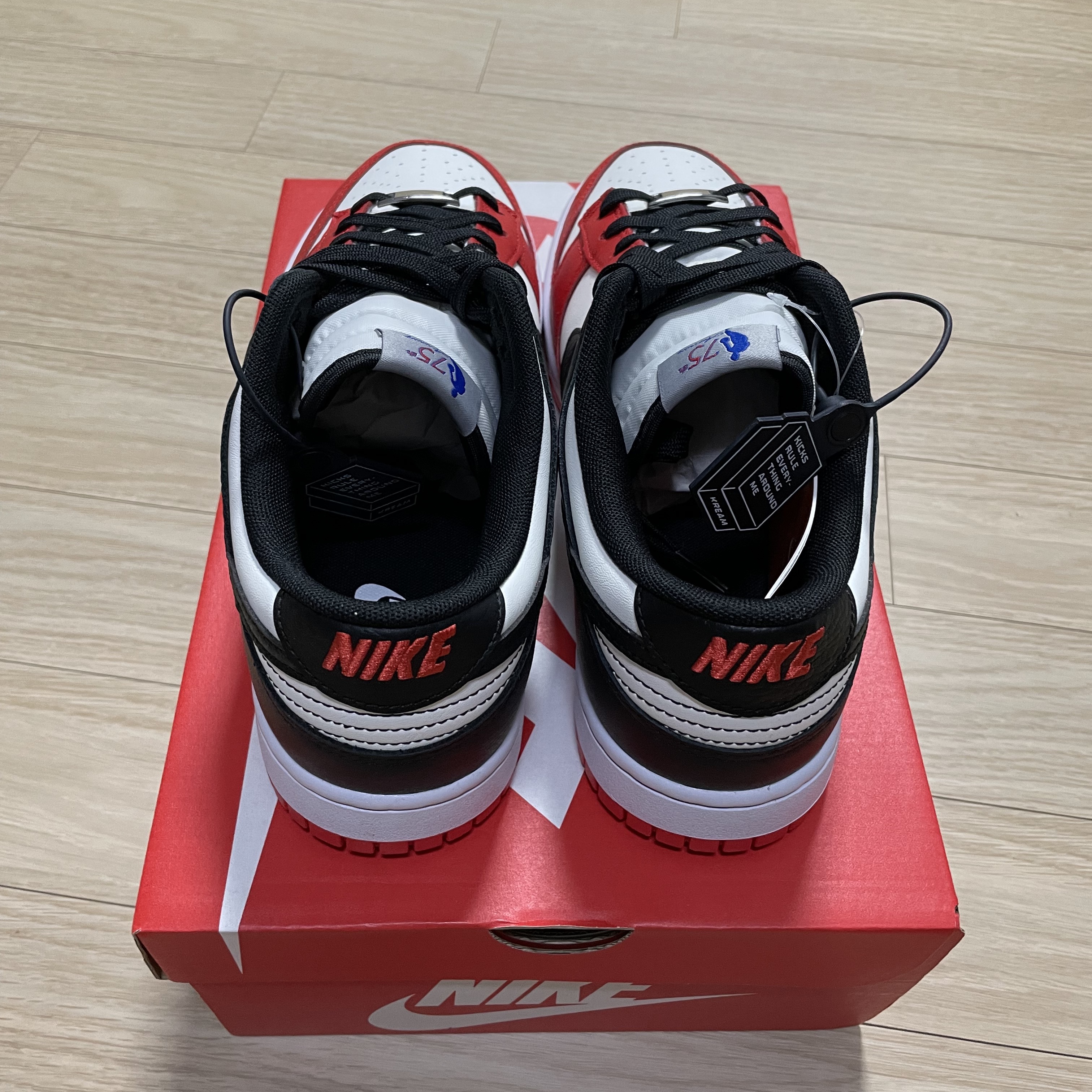 Nike x NBA Dunk Low Retro EMB Black and Chile Red 착용 스타일 - 3