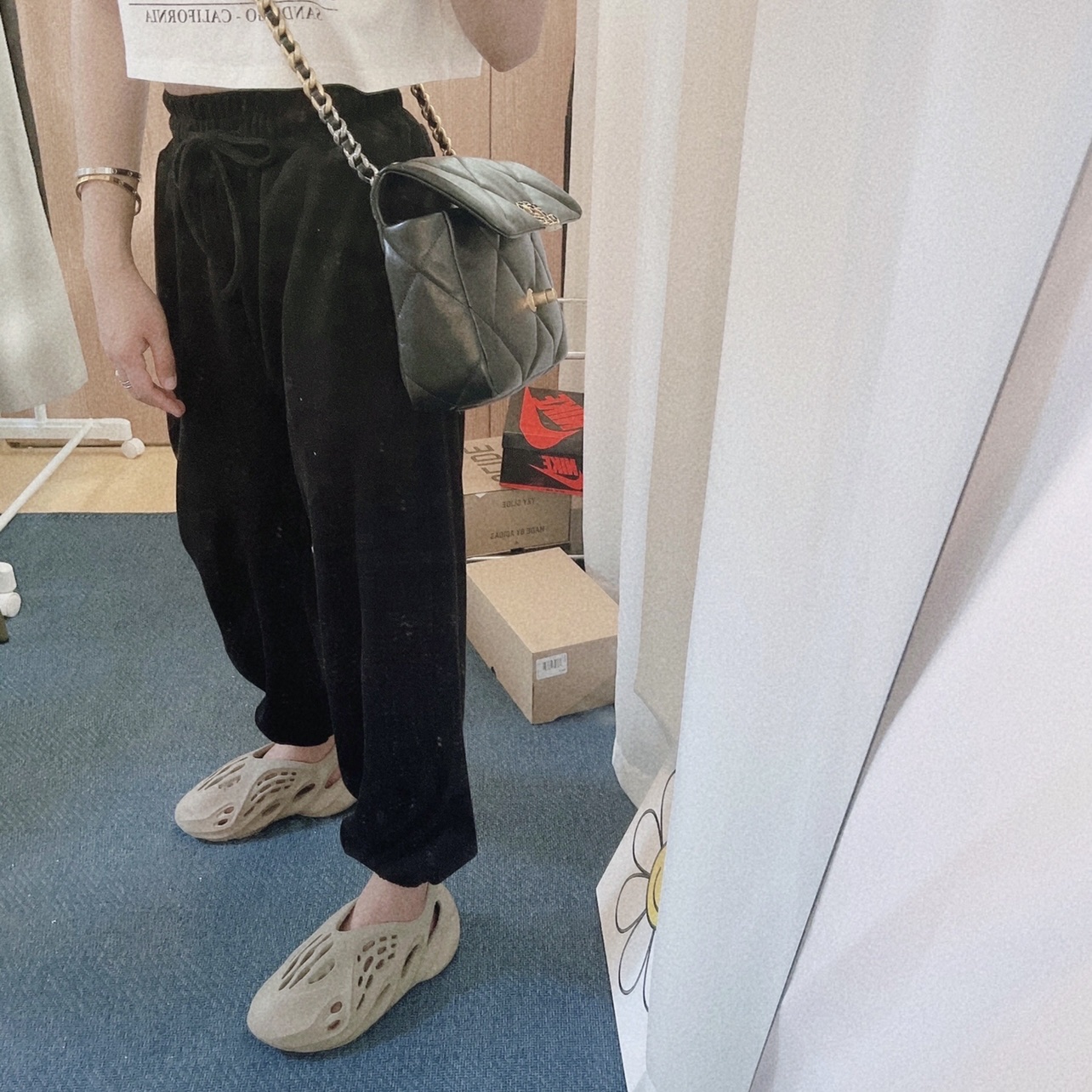 Adidas Yeezy Foam RNNR Stone Sage 착용 스타일 - 2