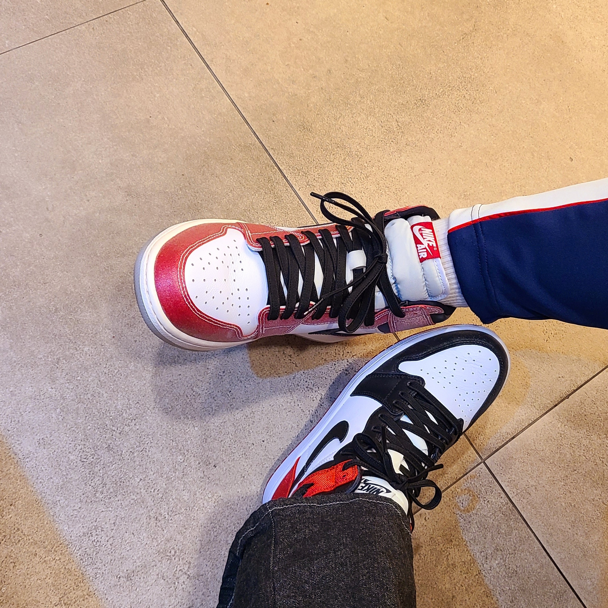Jordan 1 x Trophy Room Retro High OG SP Chicago, (W) Jordan 1 Retro High Satin Black Toe 착용 스타일 - 3