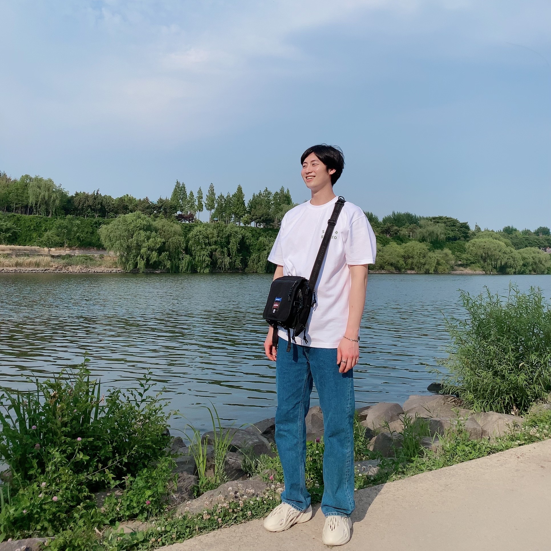 Ader Error x Eastpak CrossBody Bag Black, IAB Studio T-Shirt White Light Green 착용 스타일