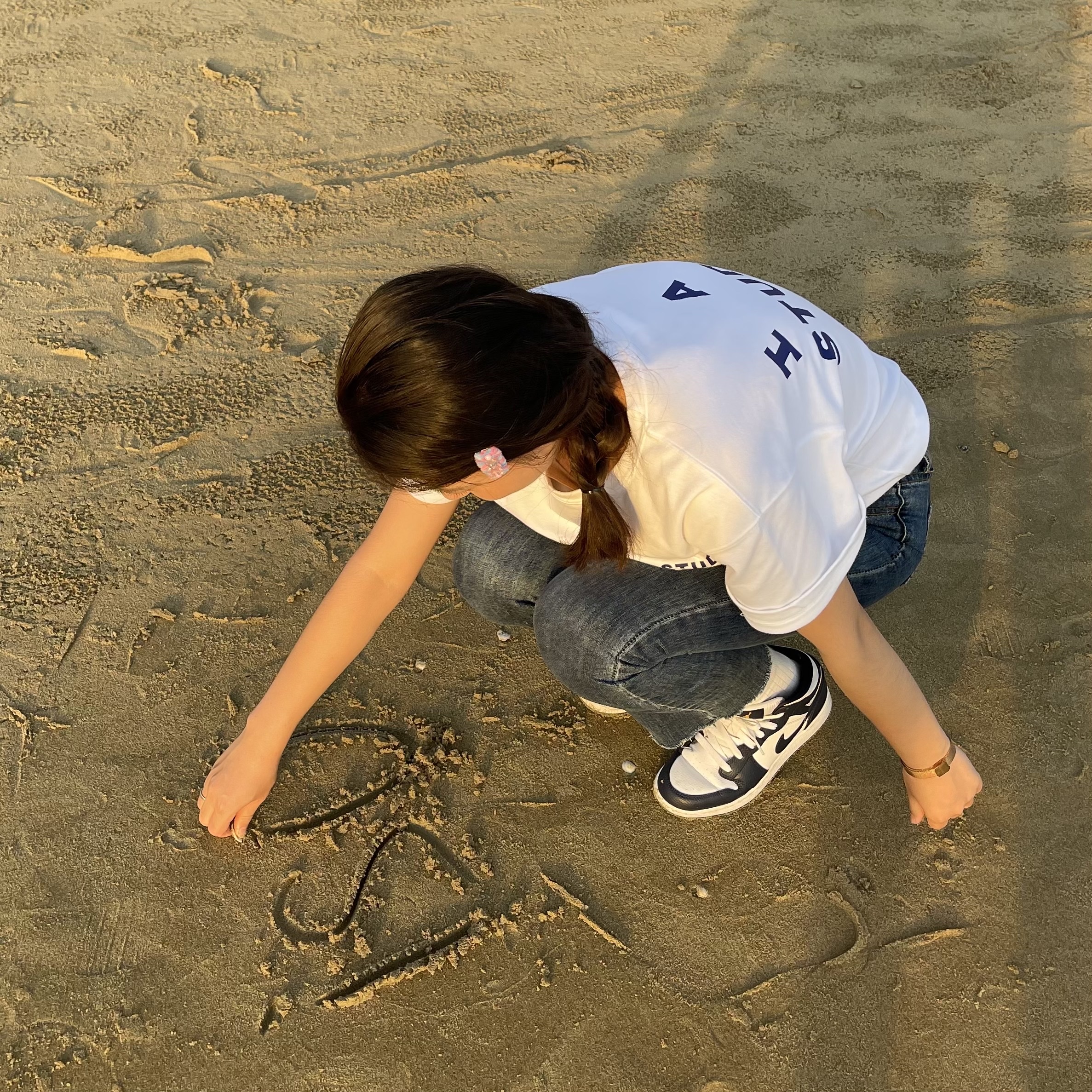 IAB Studio T-Shirt White, Jordan 1 Mid White Metallic Gold Obsidian 착용 스타일 - 2
