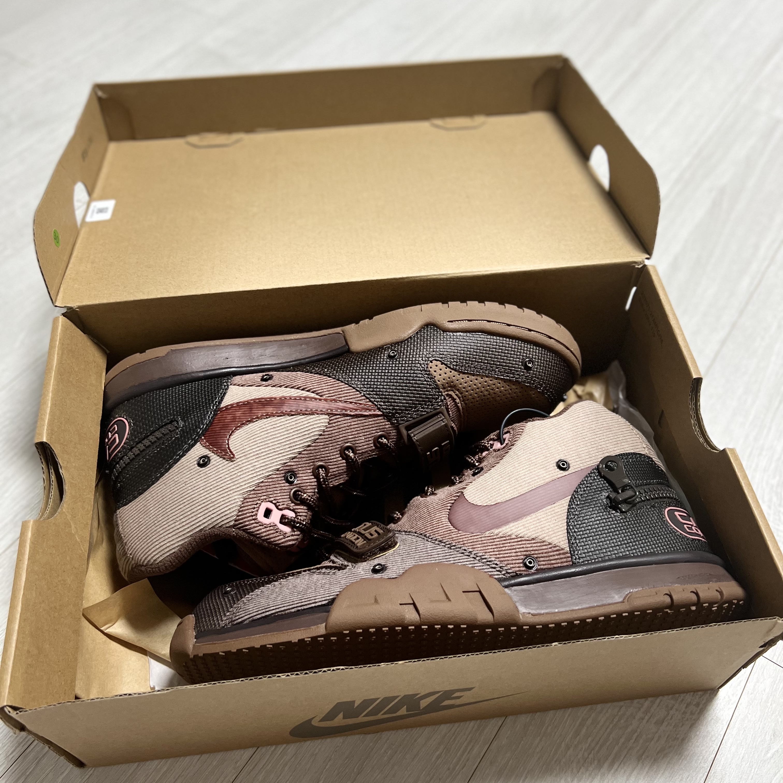 Nike x Travis Scott Air Trainer 1 Archaeo Brown and Rust Pink 착용 스타일