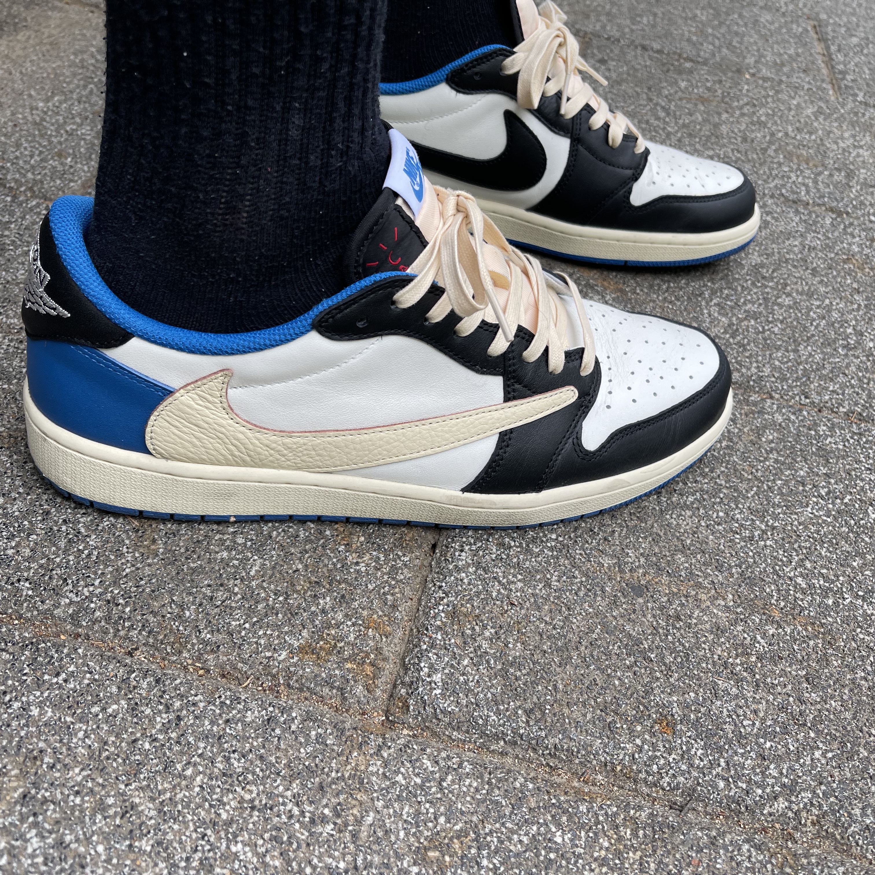 Jordan 1 x Travis Scott x Fragment Retro Low OG SP Military Blue 착용 스타일 - 2