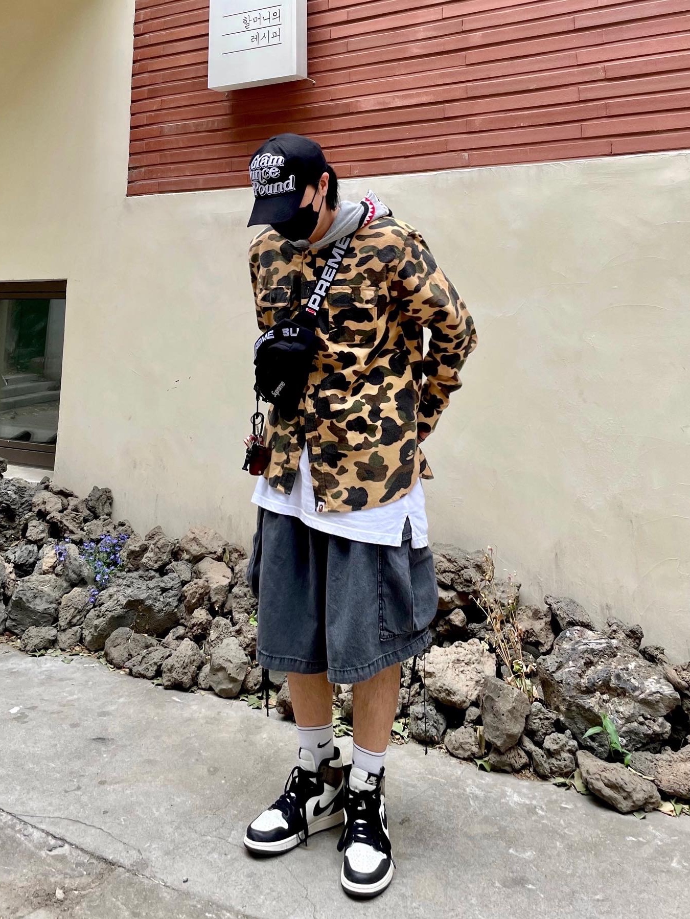 Jordan 1 Retro High OG Black Mocha, Supreme Waist Bag Black - 18SS 착용 스타일 - 2