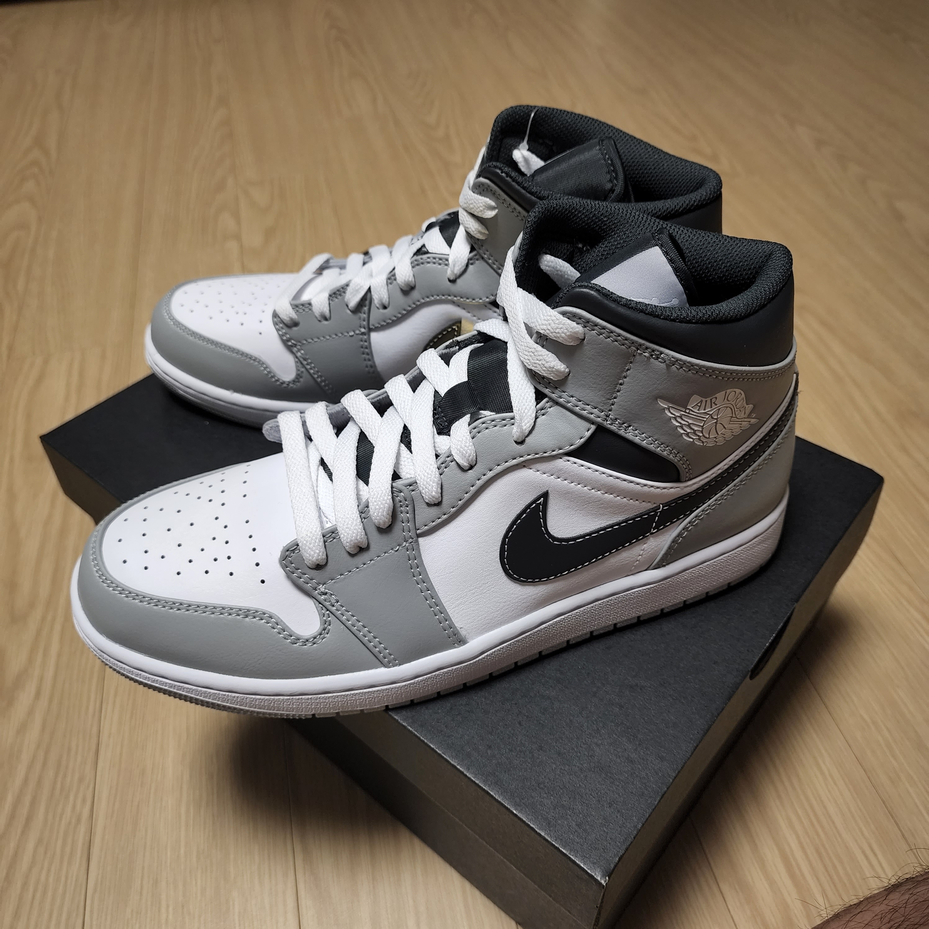 Jordan 1 Mid Light Smoke Grey Anthracite 착용 스타일