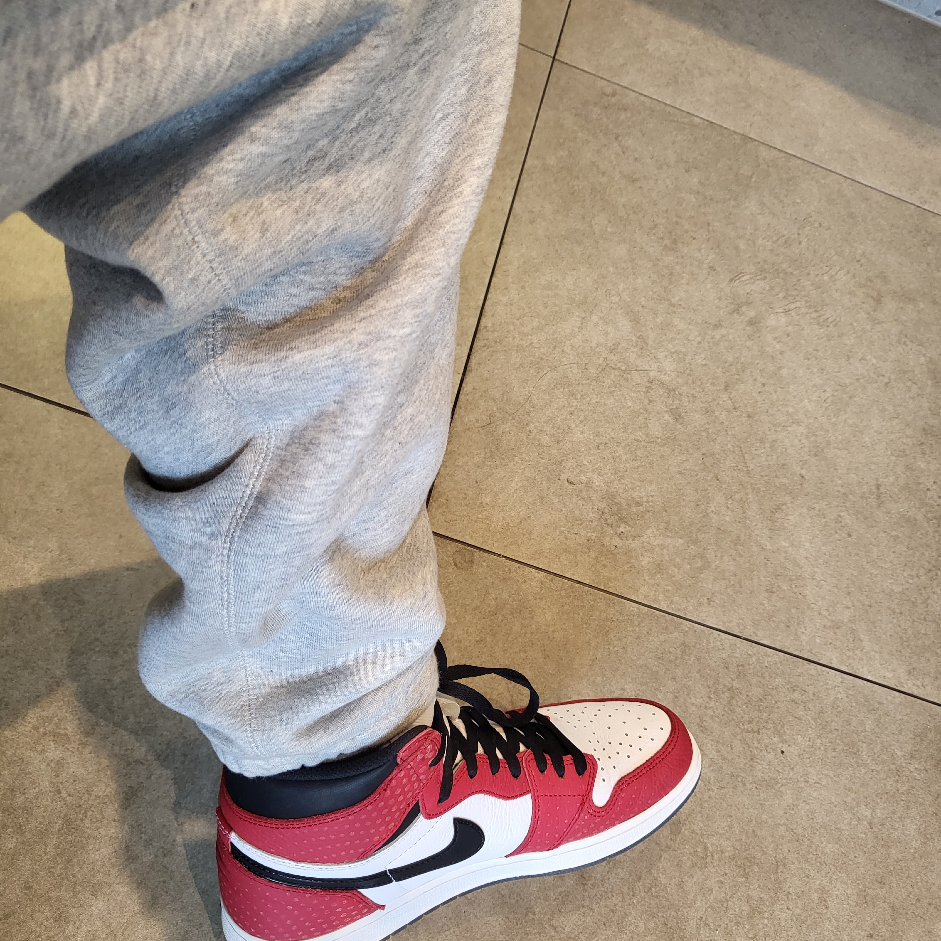 Jordan 1 Retro High Spider-Man Origin Story 착용 스타일 - 2