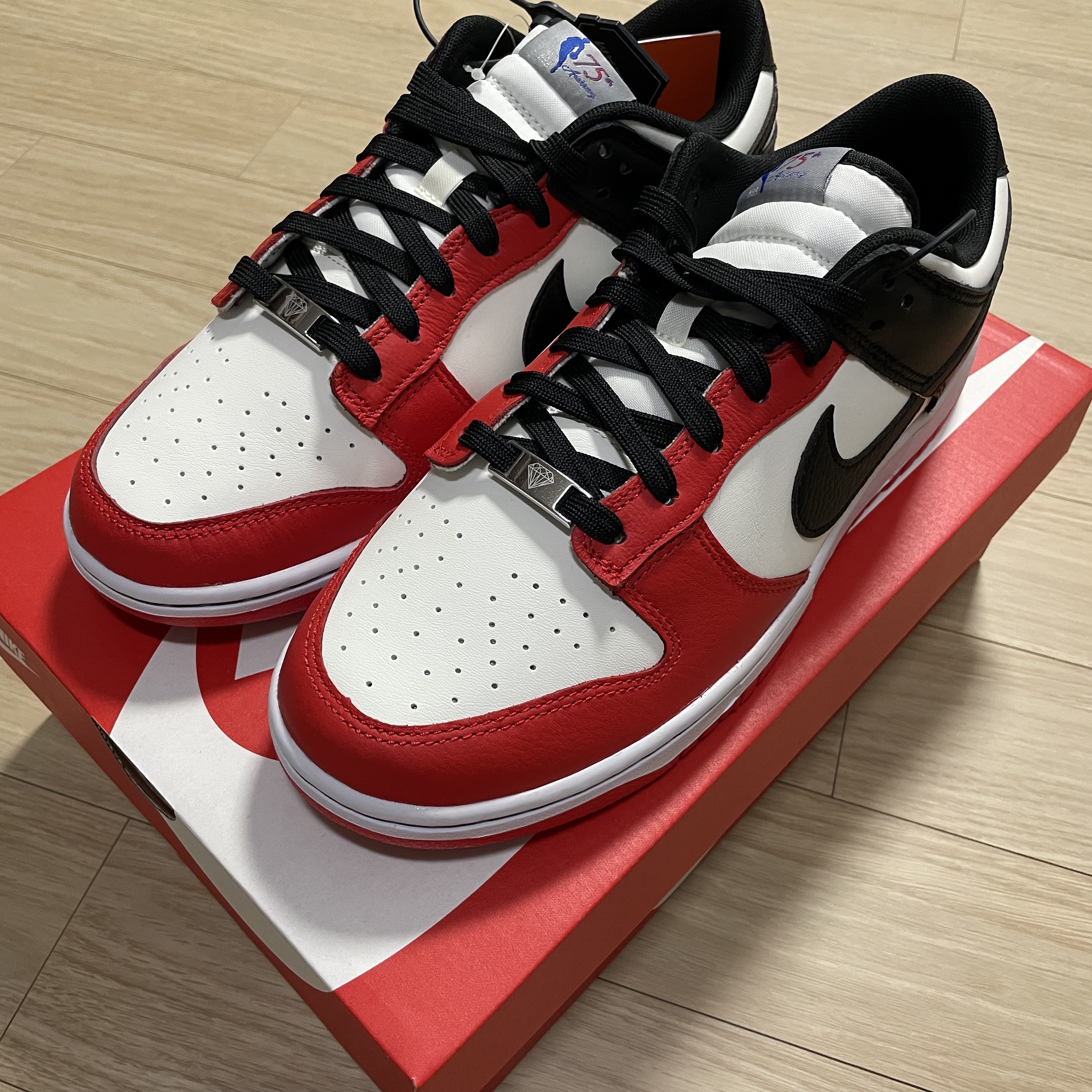 Nike x NBA Dunk Low Retro EMB Black and Chile Red 착용 스타일 - 2
