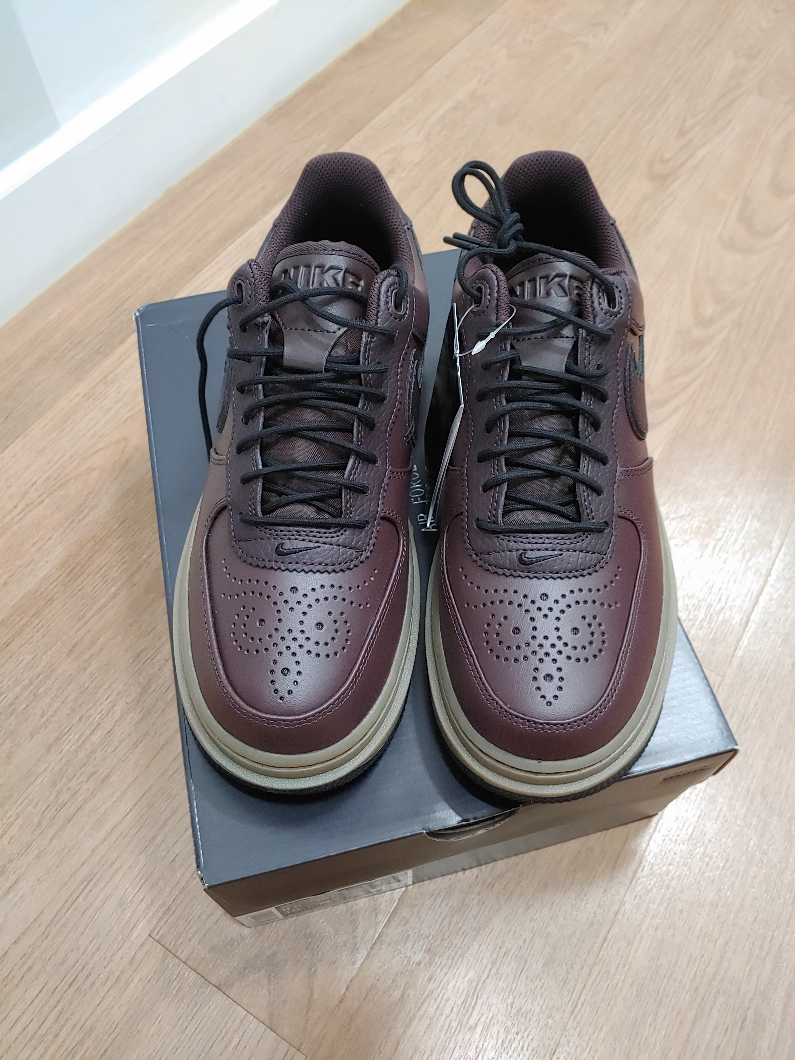Nike Air Force 1 Luxe Brown Basalt 착용 스타일 - 1