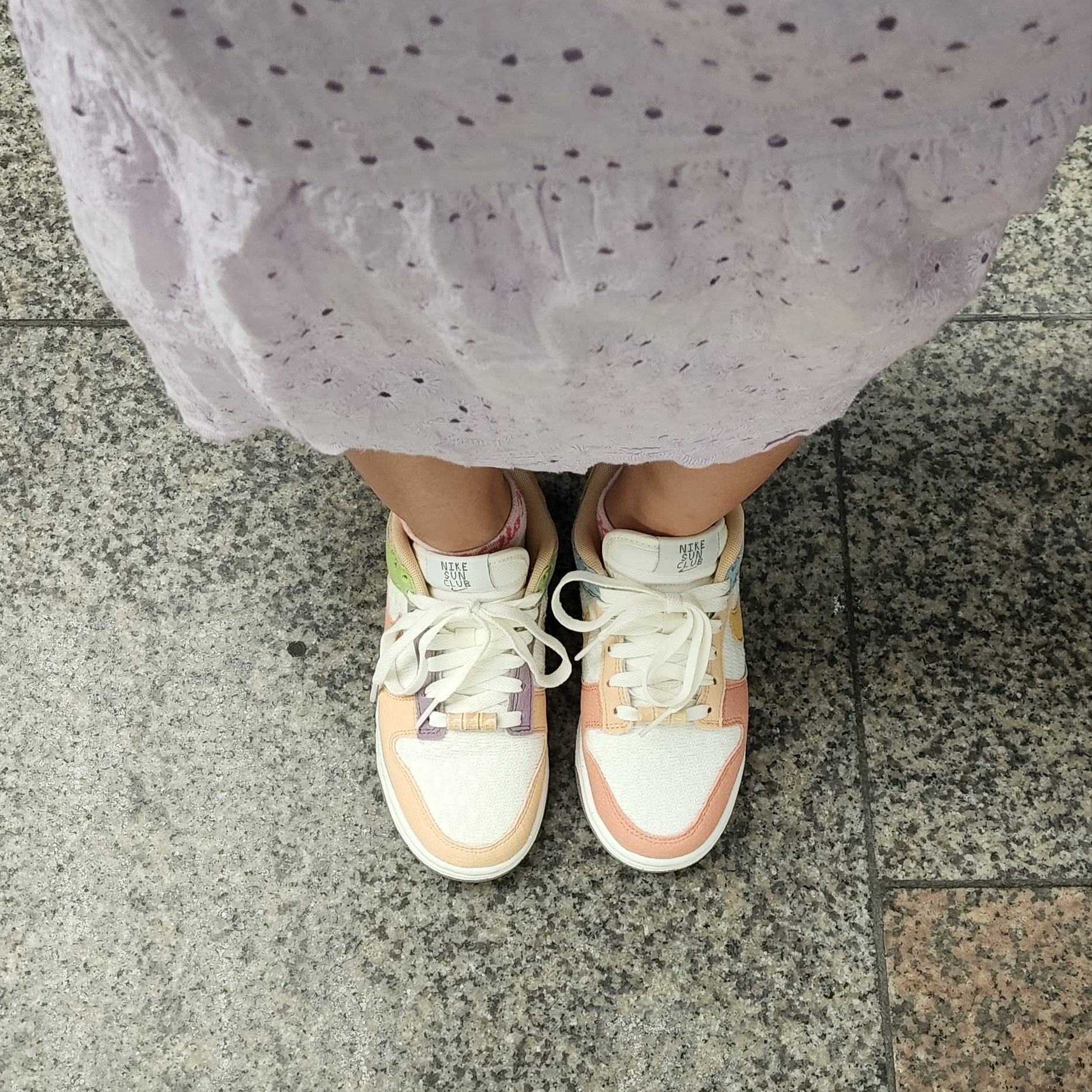 (W) Nike Dunk Low SE Sun Club Sanded Gold 착용 스타일 - 1