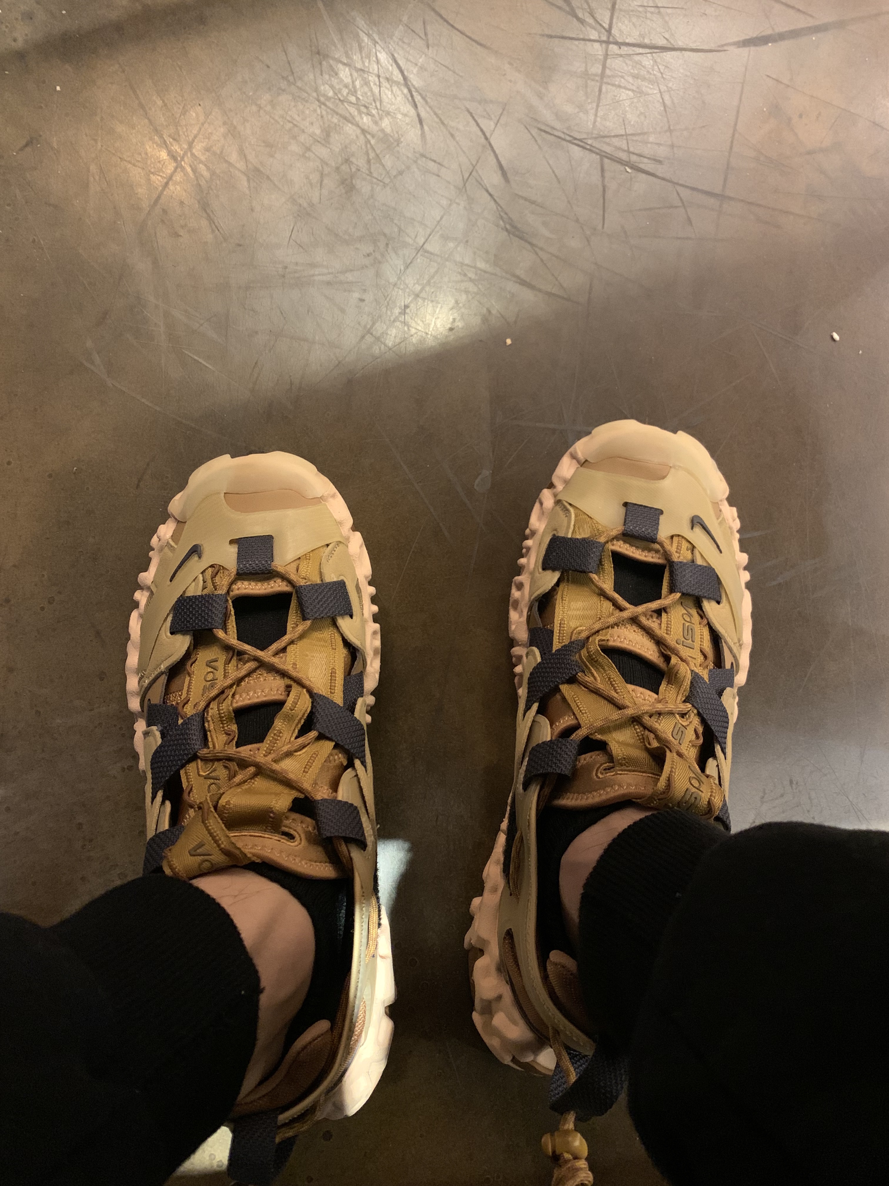 Nike ISPA Overreact Sandal Wheat 착용 스타일