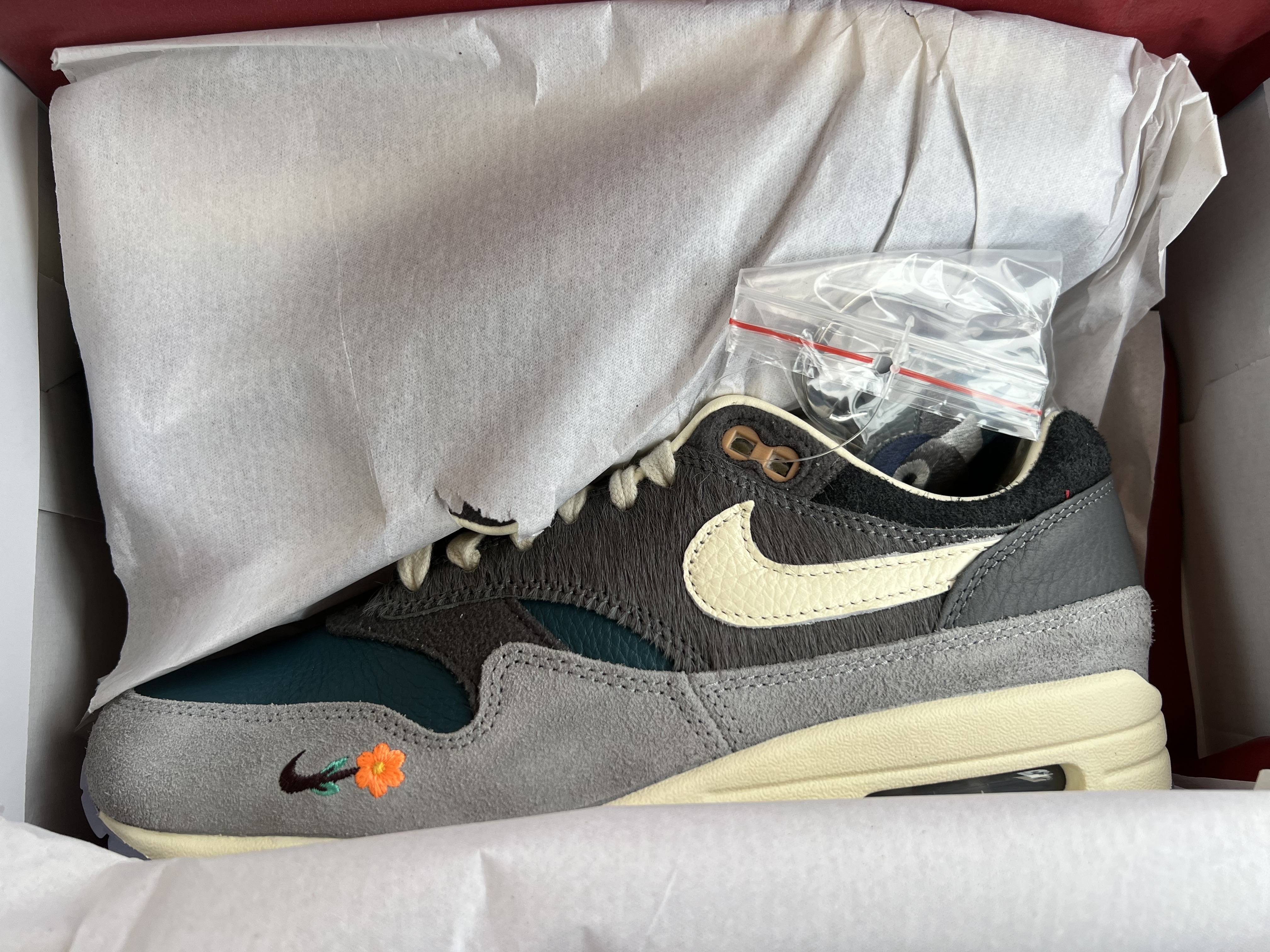 Nike x Kasina Air Max 1 SP Won-Ang Particle Grey, Nike x Travis Scott Air Max 1 Cact.us Brown 착용 스타일 - 1