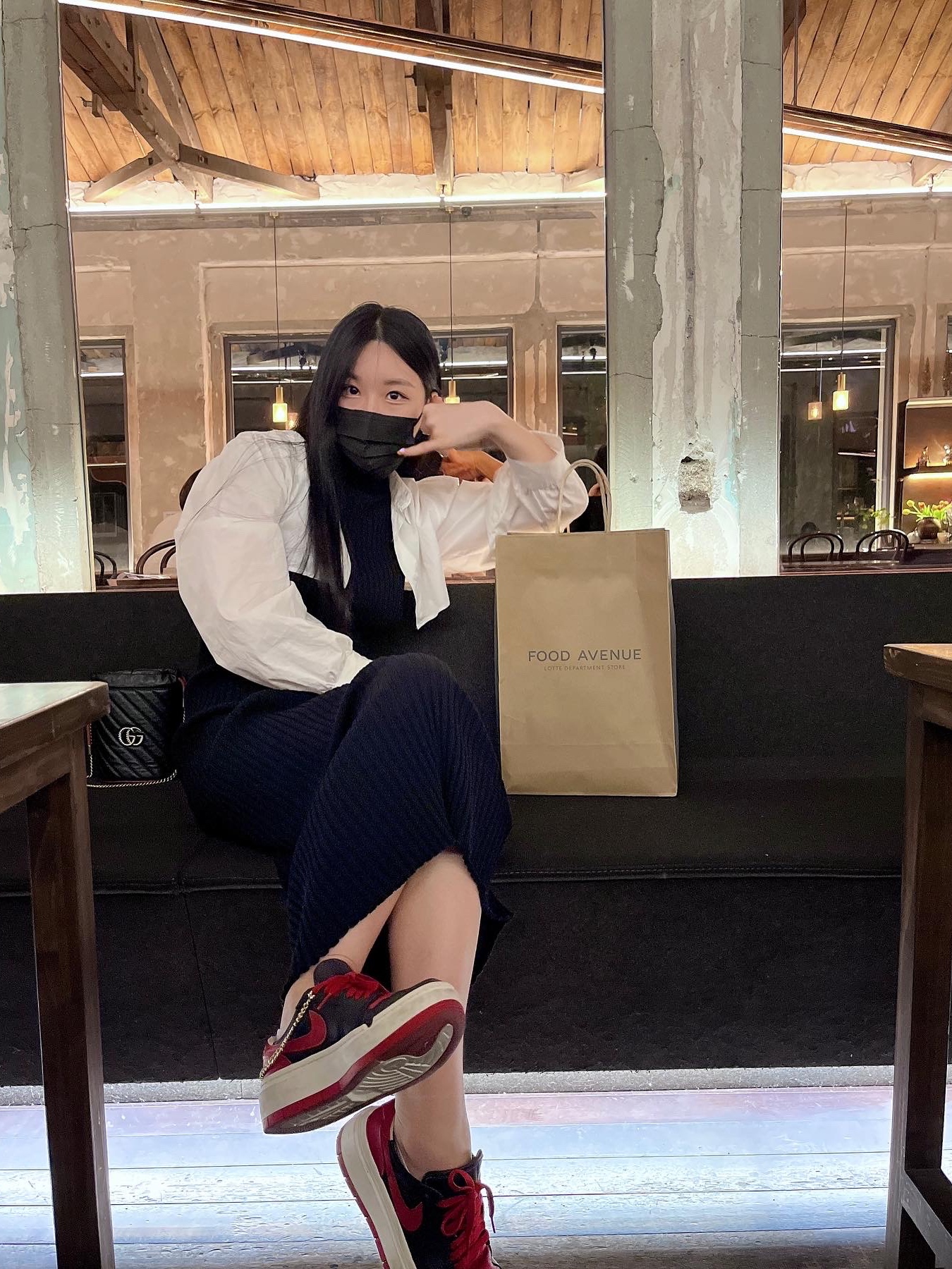 (W) Jordan 1 Elevate Low SE Bred, Gucci GG Marmont Matelasse Mini Bucket Bag Black 착용 스타일 - 2