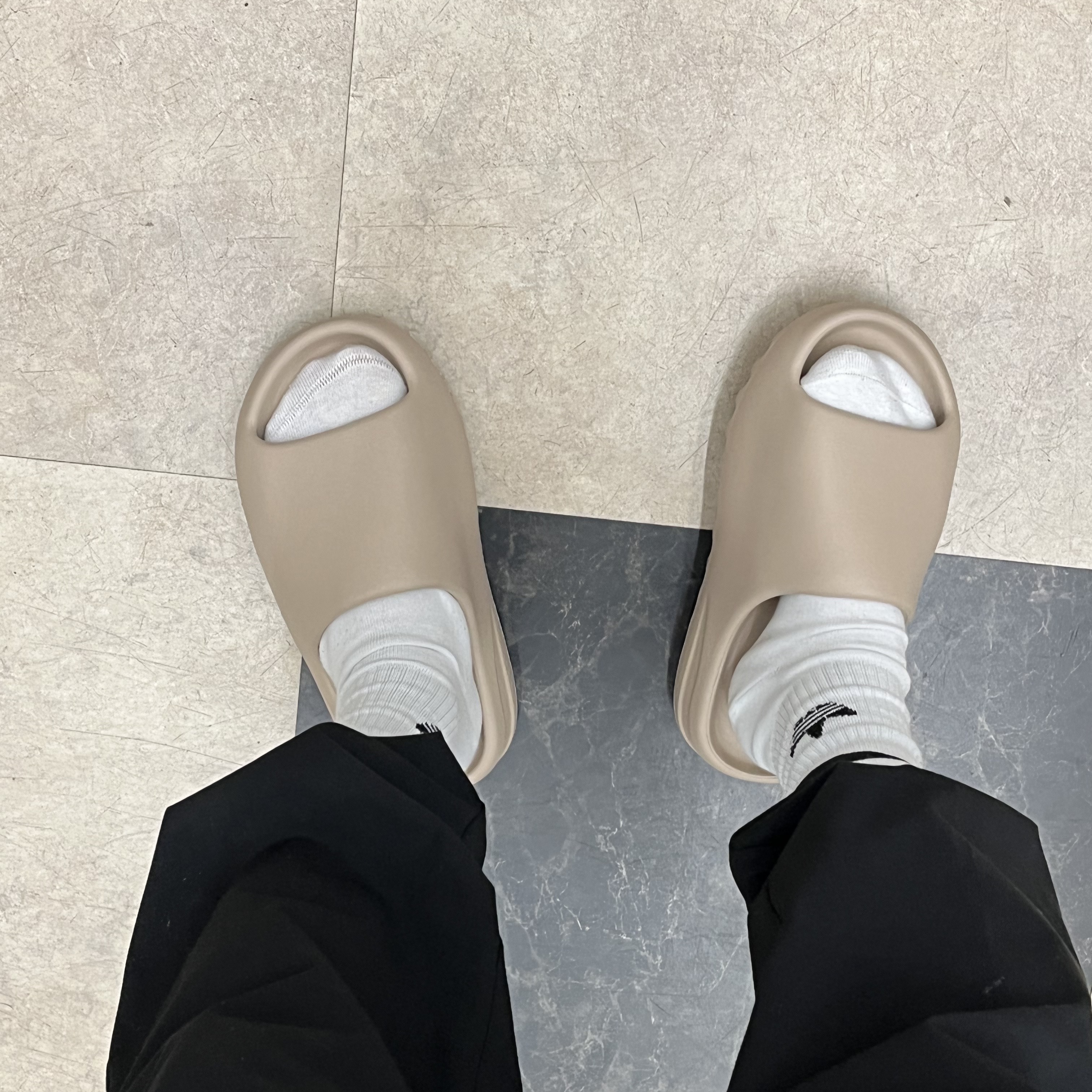 Adidas Yeezy Slide Pure - Re-Release Ver. 착용 스타일