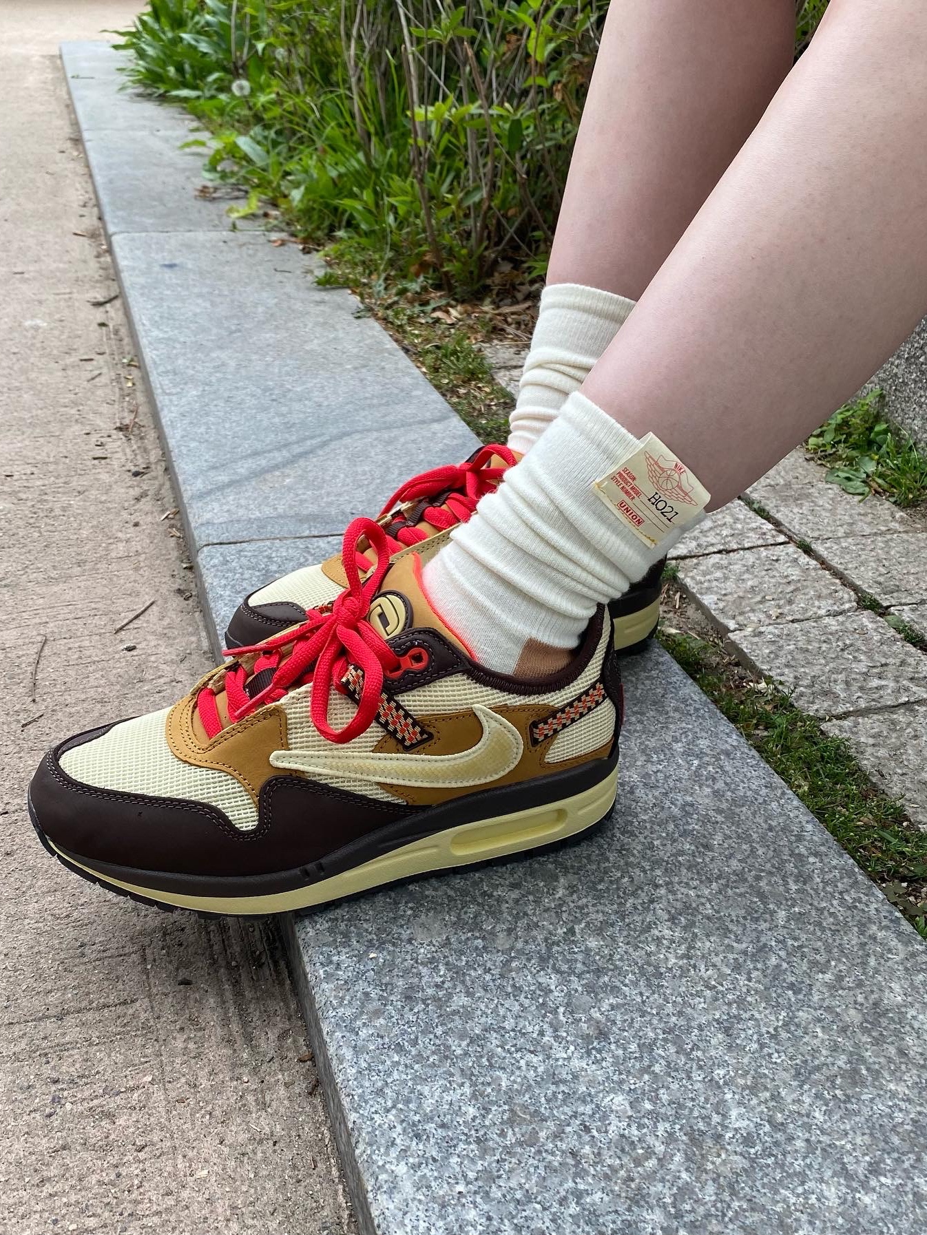 Nike x Travis Scott Air Max 1 Cact.us Brown, Jordan x Union Everyday Essential 3.0 Crew Socks Cashmere 착용 스타일 - 2