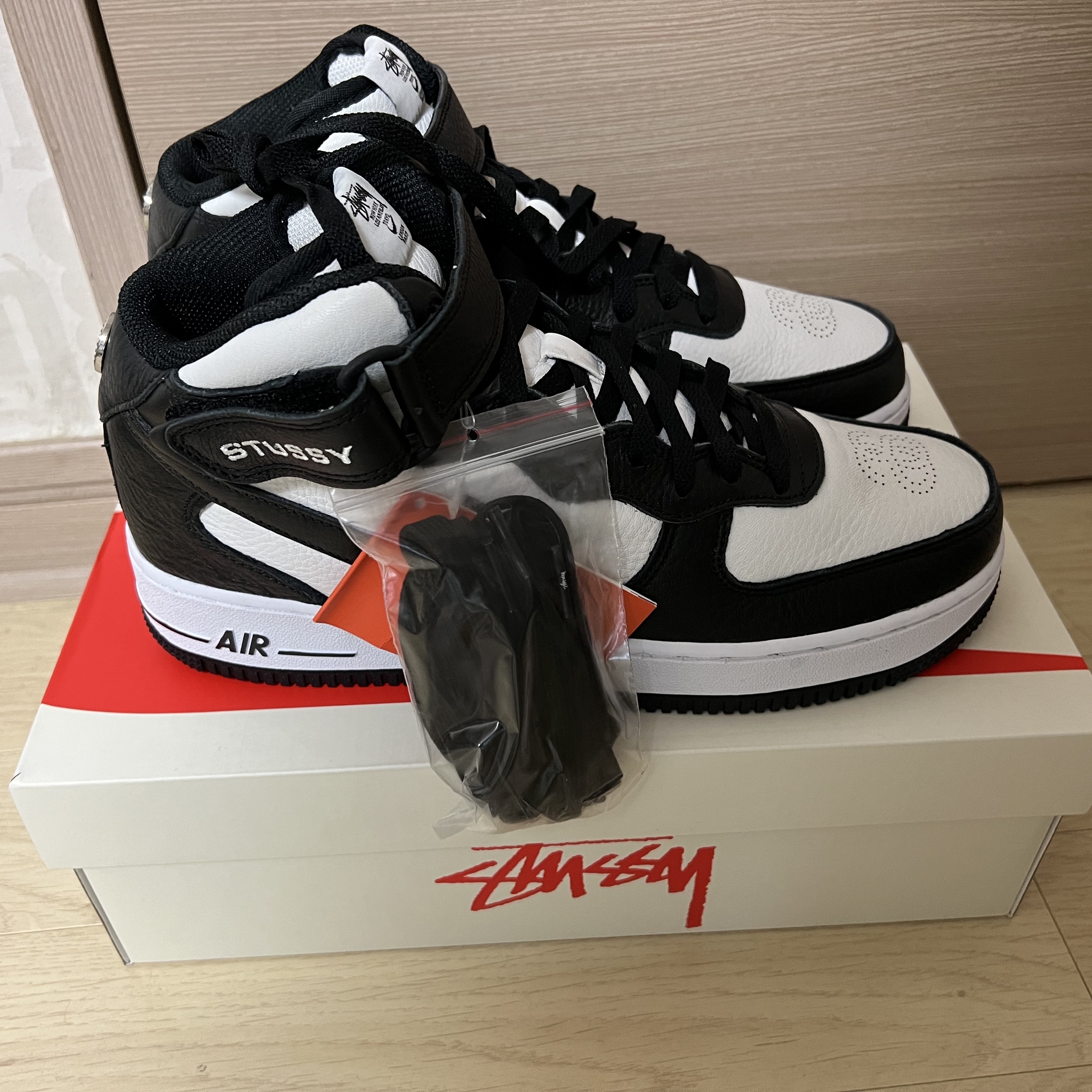 Nike x Stussy Air Force 1 '07 Mid SP Black and Light Bone 착용 스타일